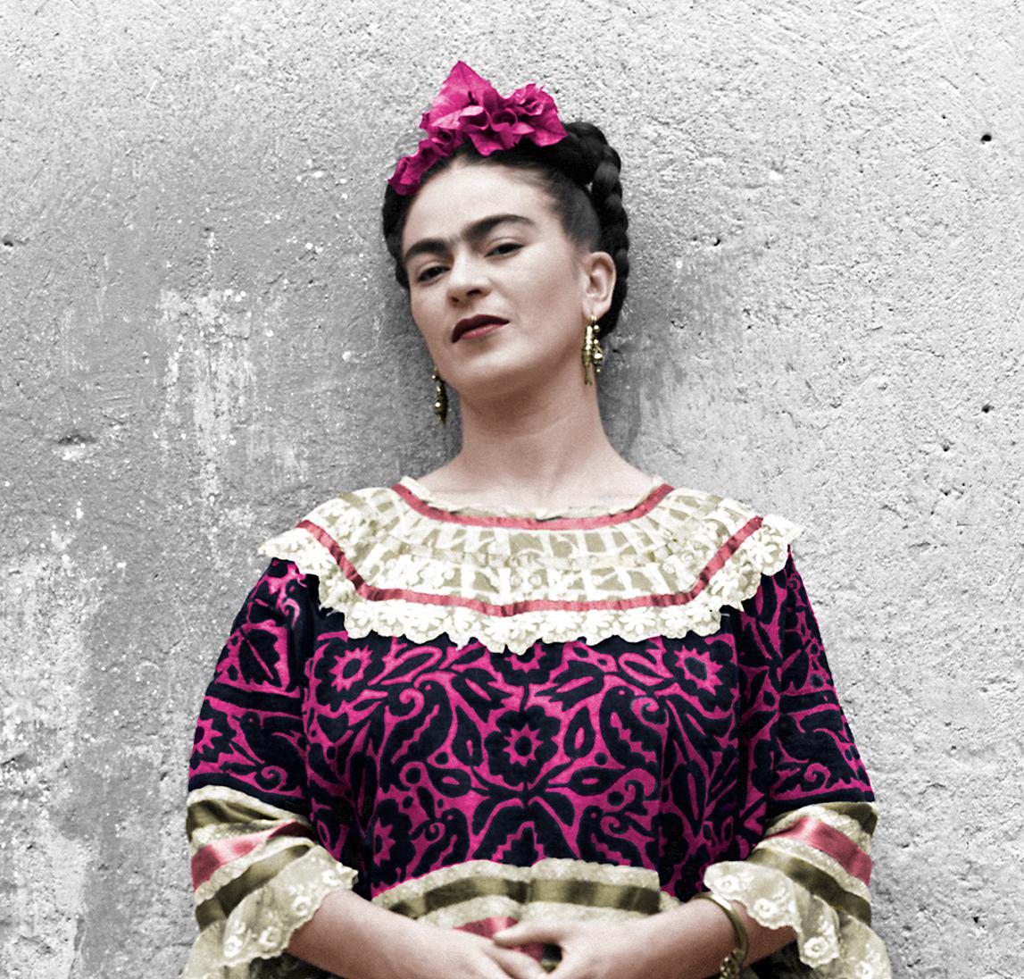 Frida Kahlo nella Casa Blu (dittico) Coyoacán, Messico. 1943. Ritratti a colori - Color Photograph Grigio di Leo Matiz