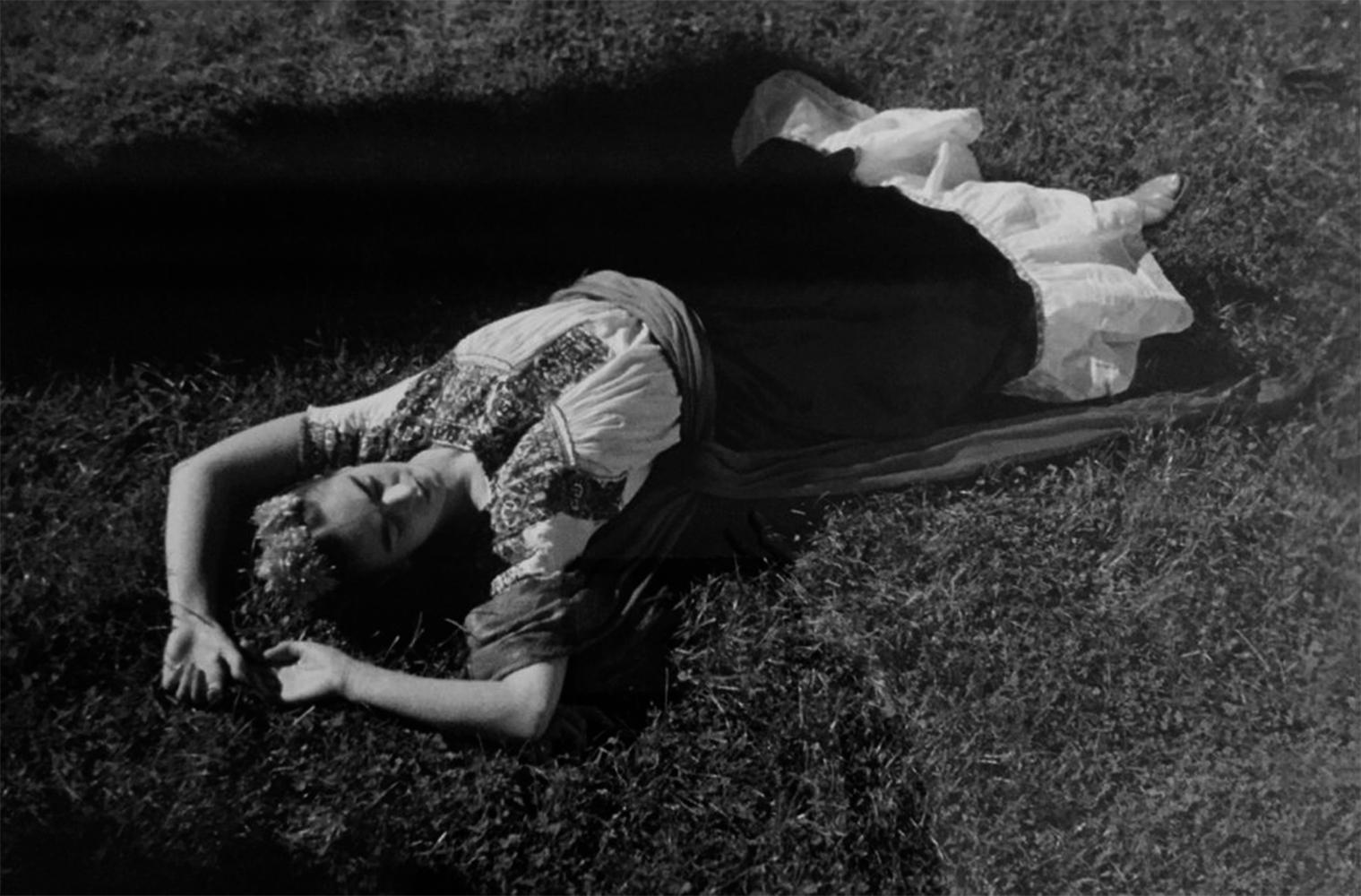 Portrait Photograph Leo Matiz - Frida Kahlo  Xochimilco, Mexique. Noir et blanc Photographie de portrait