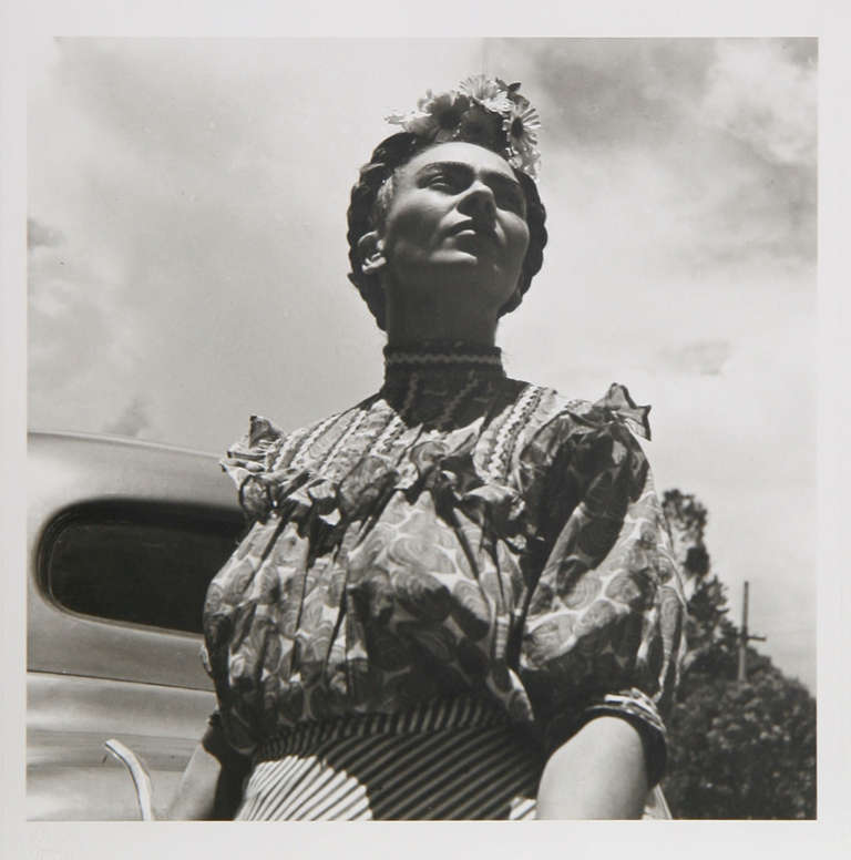 Ein Porträt von Frida Kahlo aus dem Jahr 1945 von Leo Matiz.  Das Foto wurde 1991 gedruckt und auf der Rückseite handsigniert und nummeriert.  Ungerahmt.

Künstler:	Leo Matiz, Kolumbianer (1917 - 1998)
Titel:	Frida Kahlo XI
Jahr:	circa 1945