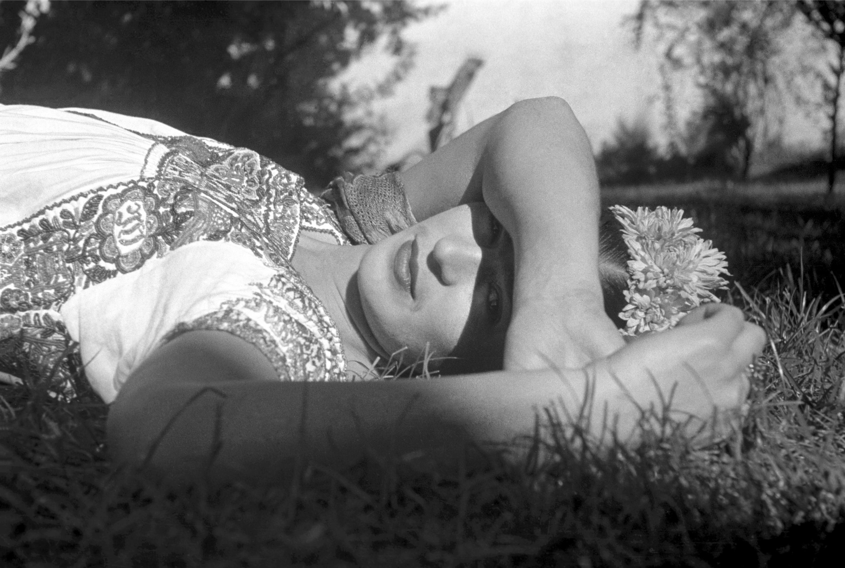 Frida posing #2, Xochimilco, 1941. - Photograph by Leo Matiz