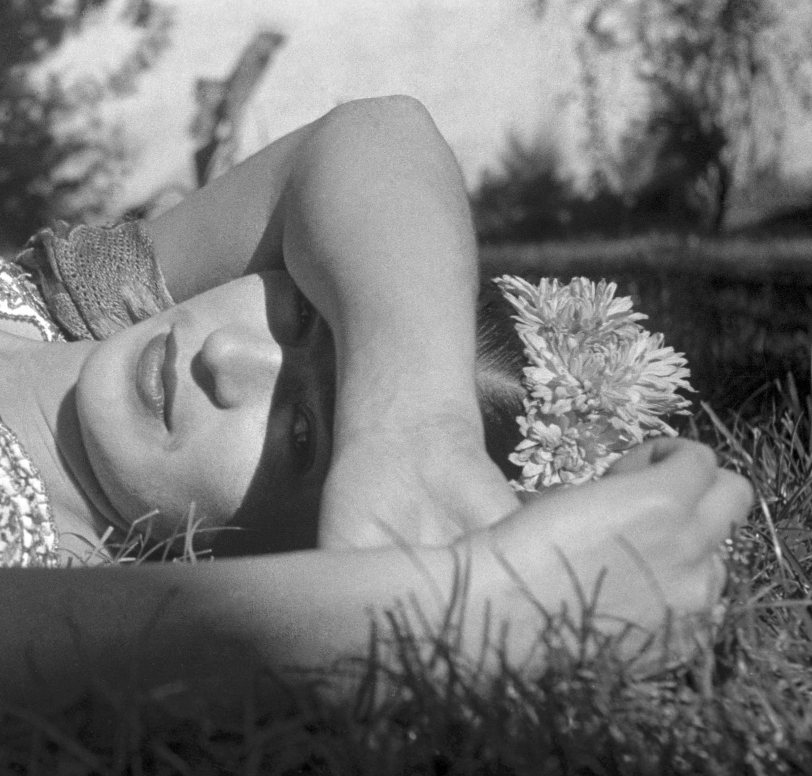Frida posing #2, Xochimilco, 1941. - Modern Photograph by Leo Matiz