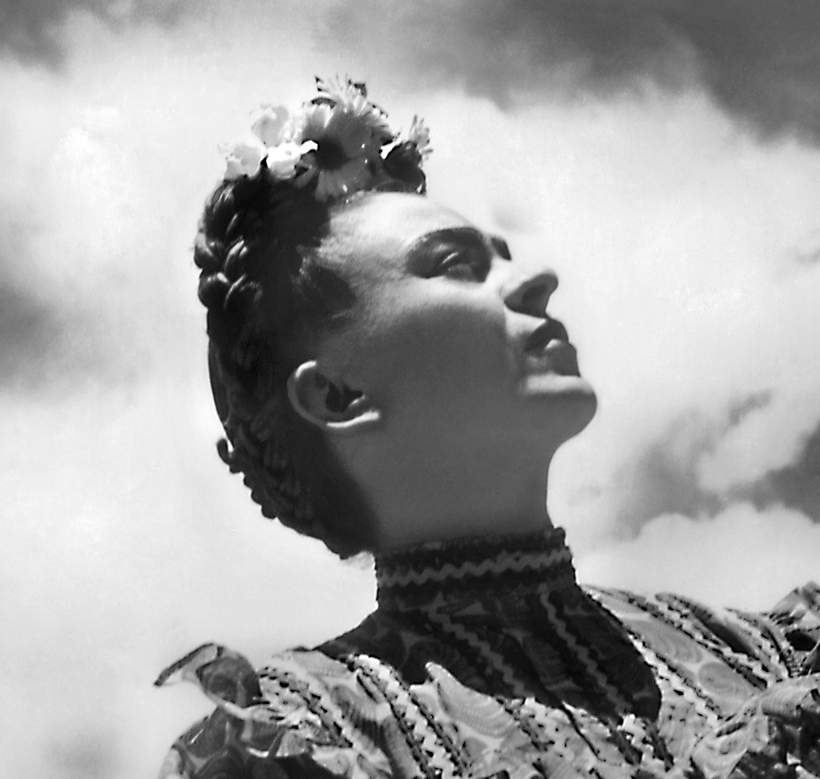 Frida mit dem Auto, Coyoacan, 1941. Schwarz-Weiß-Porträt – Photograph von Leo Matiz