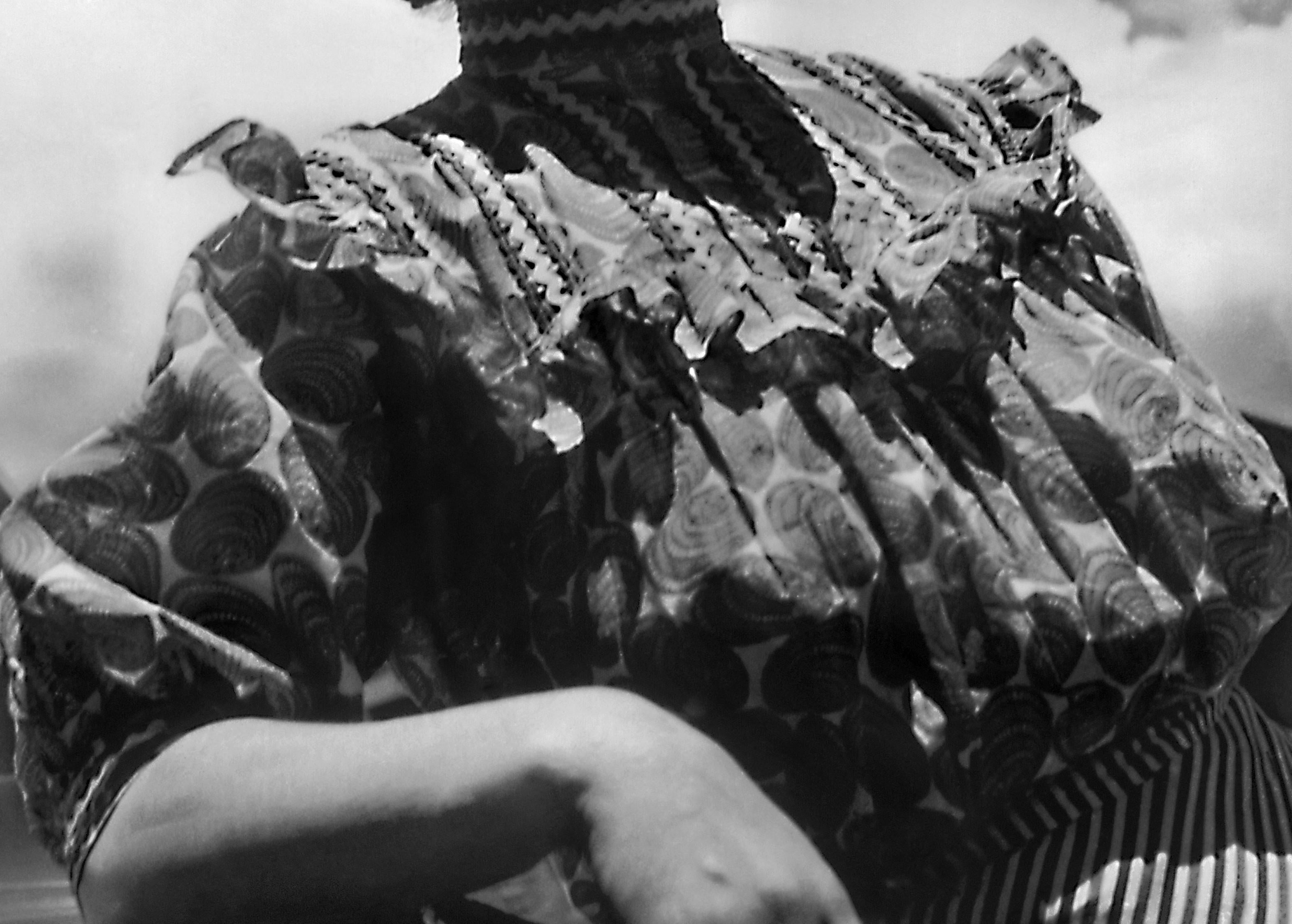 Frida mit dem Auto, Coyoacan, 1941. Schwarz-Weiß-Porträt (Moderne), Photograph, von Leo Matiz
