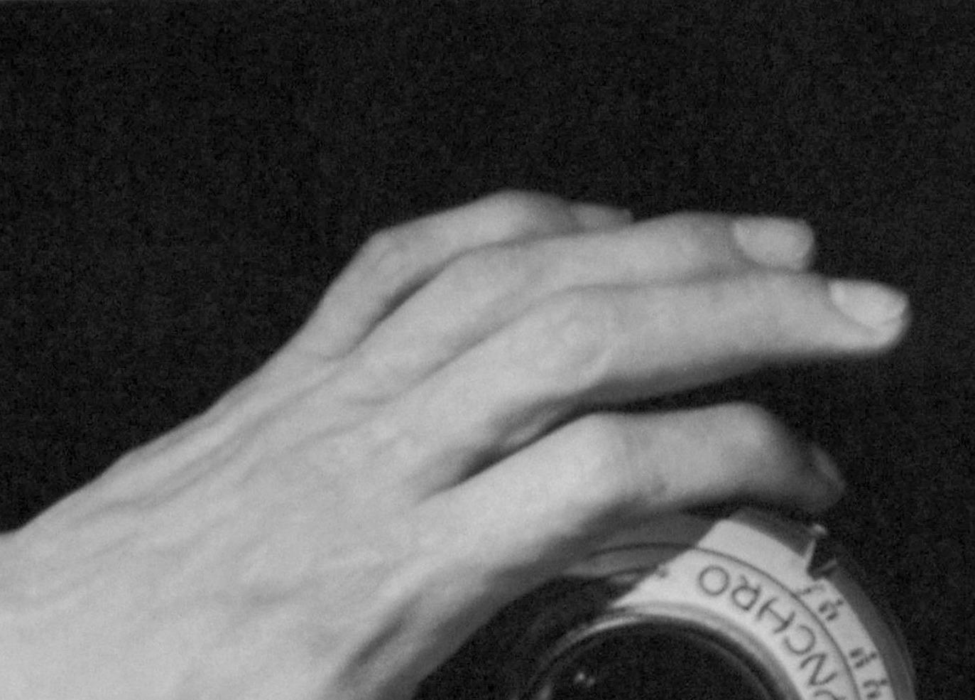 Hand an der Kamera, Mexiko. Figurative Schwarz-Weiß-Fotografie (Sonstige Kunststile), Photograph, von Leo Matiz