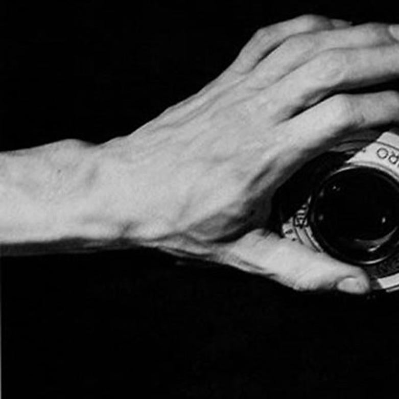 Hand an der Kamera, Mexiko. Figurative Schwarz-Weiß-Fotografie – Photograph von Leo Matiz