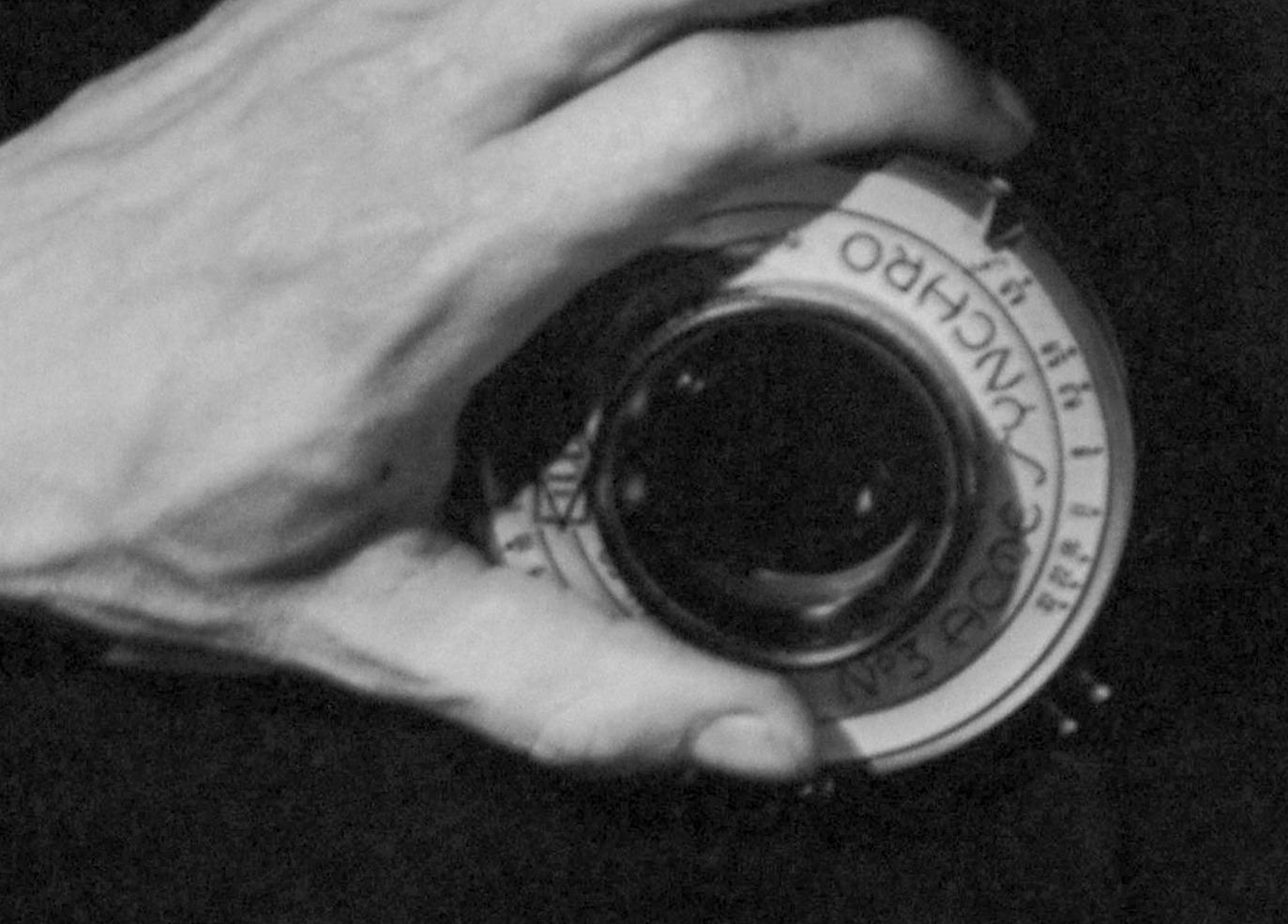 Schwarz-Weiß-Fotografien, die die verschiedenen Facetten und die ästhetische Suche des legendären kolumbianischen Fotografen offenbaren, der als Schöpfer denkwürdiger realistischer, abstrakter und avantgardistischer Bilder anerkannt ist. Sie machten