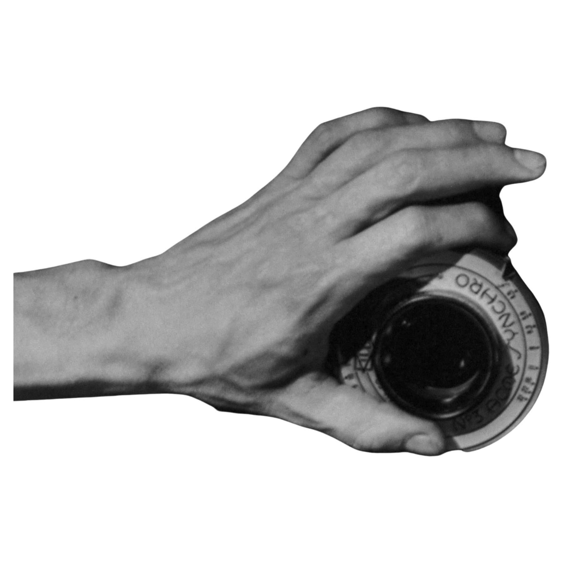 Hand an der Kamera, Mexiko. Figurative Schwarz-Weiß-Fotografie. Gerahmt – Photograph von Leo Matiz