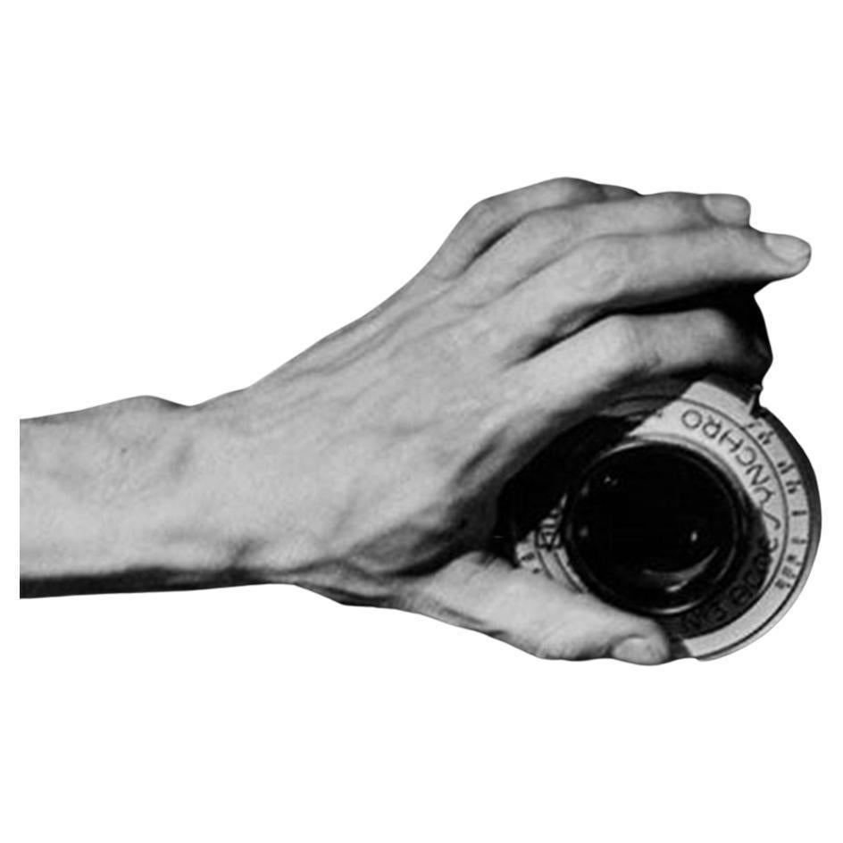 Hand an der Kamera, Mexiko. Figurative Schwarz-Weiß-Fotografie. Gerahmt (Sonstige Kunststile), Photograph, von Leo Matiz