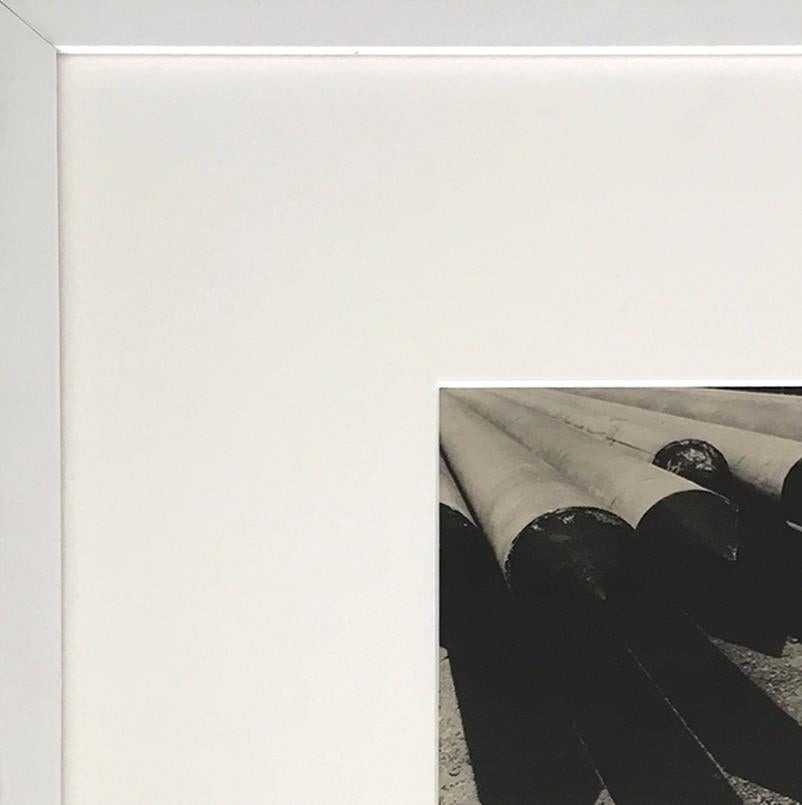 Tuyaux. photographie vintage abstraite en noir et blanc. (Encadré) - Autres styles artistiques Photograph par Leo Matiz