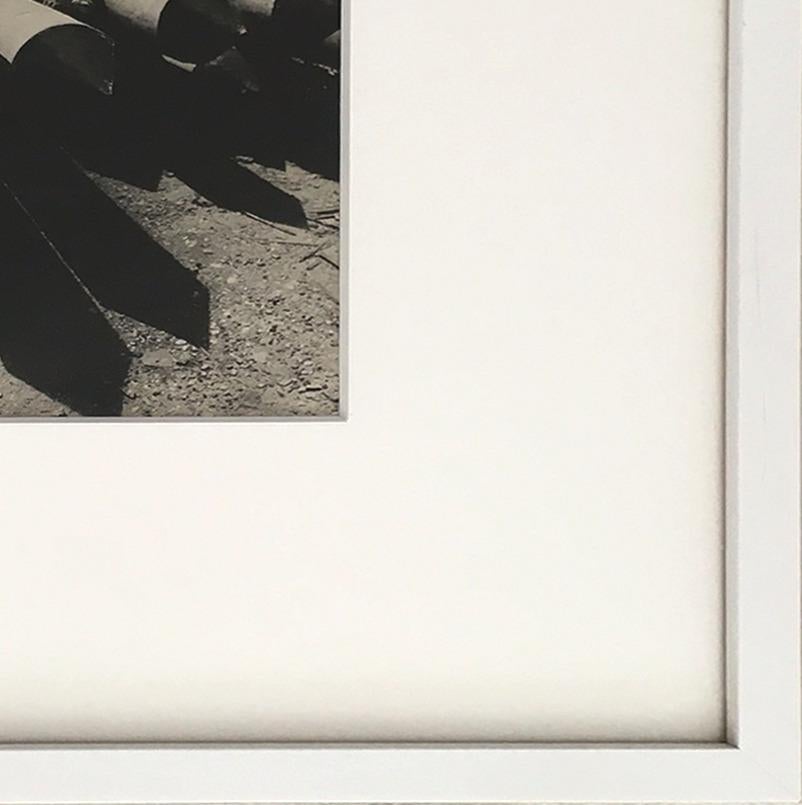 Tuyaux. photographie vintage abstraite en noir et blanc. (Encadré) - Gris Black and White Photograph par Leo Matiz