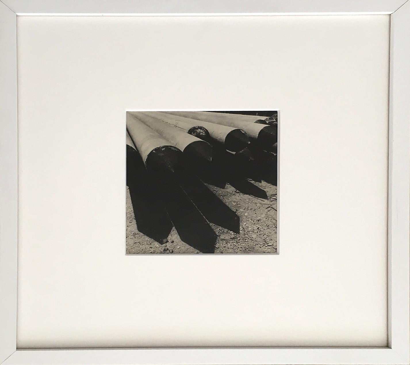 Black and White Photograph Leo Matiz - Tuyaux. photographie vintage abstraite en noir et blanc. (Encadré)