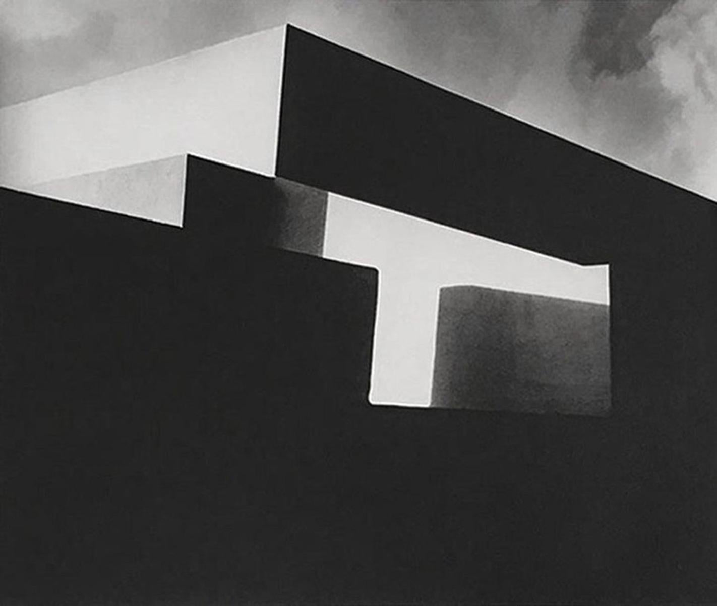 Leo Matiz Black and White Photograph – In den Raum starren, Mondrian. Schwarz-Weiß-Architektur-Landschaftsfotografie