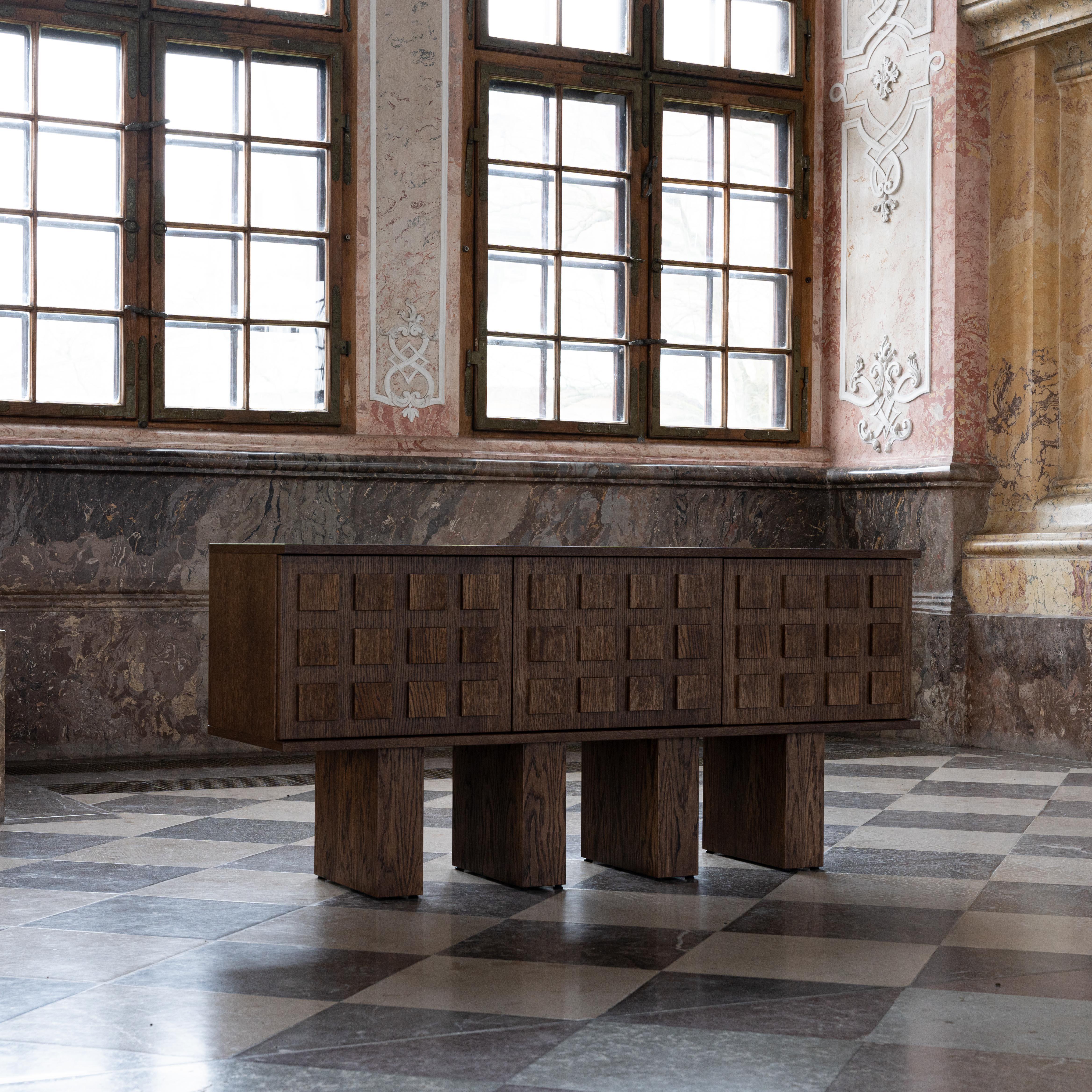 Buffet moyen Leo par Pastform
Dimensions : D 42 x L 200 x H 80 cm
MATERIAL : Bois teinté et verni.

Disponible en différentes couleurs de bois : Whiskey, Rum, BPA, Nobel, Brandy, Schwarz et Natura. Disponible en cinq largeurs différentes :