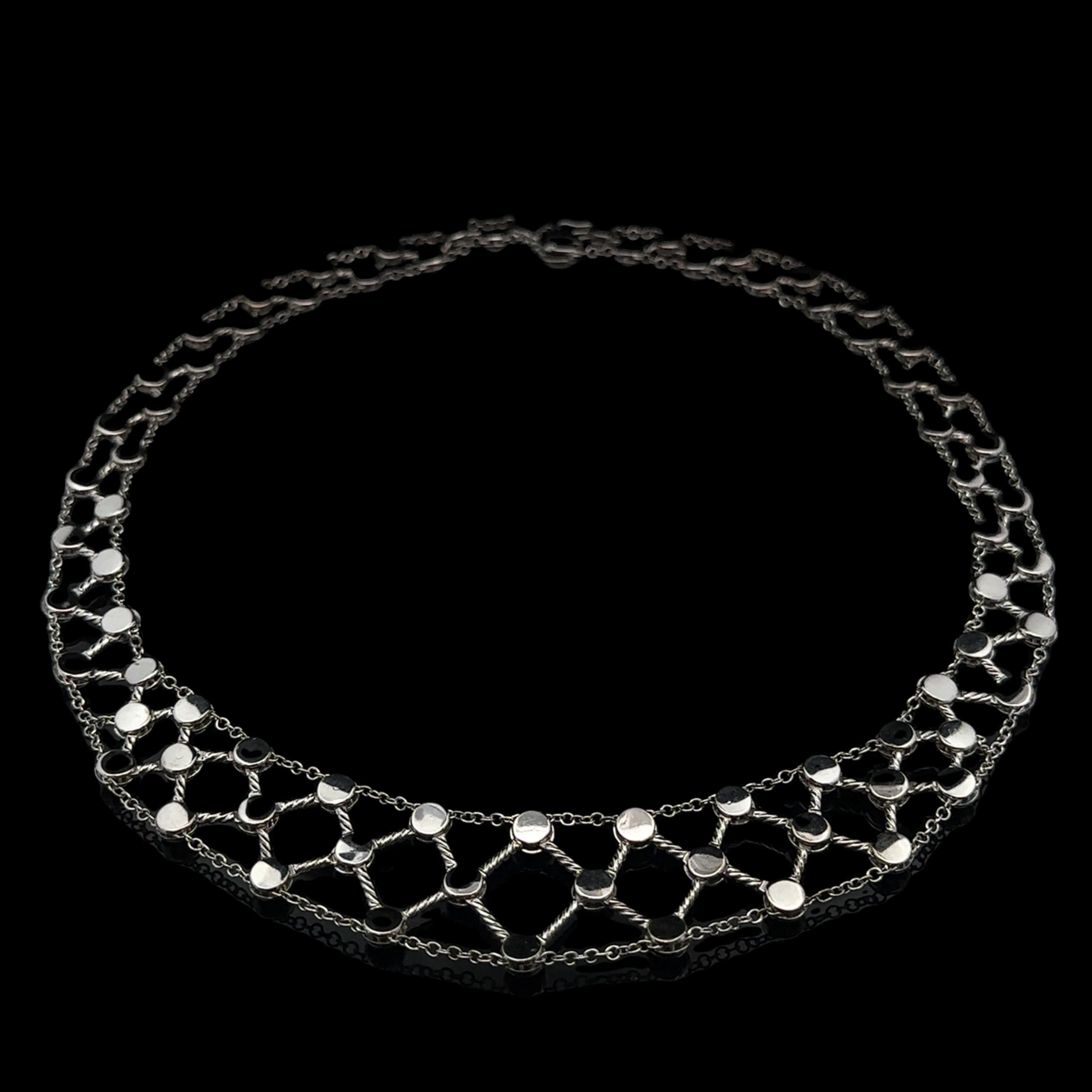 -A. Stone...
243 diamanti naturali autentici - taglio rotondo brillante - incastonati - colore G-I - purezza VS2-SI2 - 1,50ctw circa.

Materiale: Oro bianco massiccio 18k 
Peso: 58,39 grammi
Lunghezza della catena: 16 pollici
Larghezza A Link: 12,3