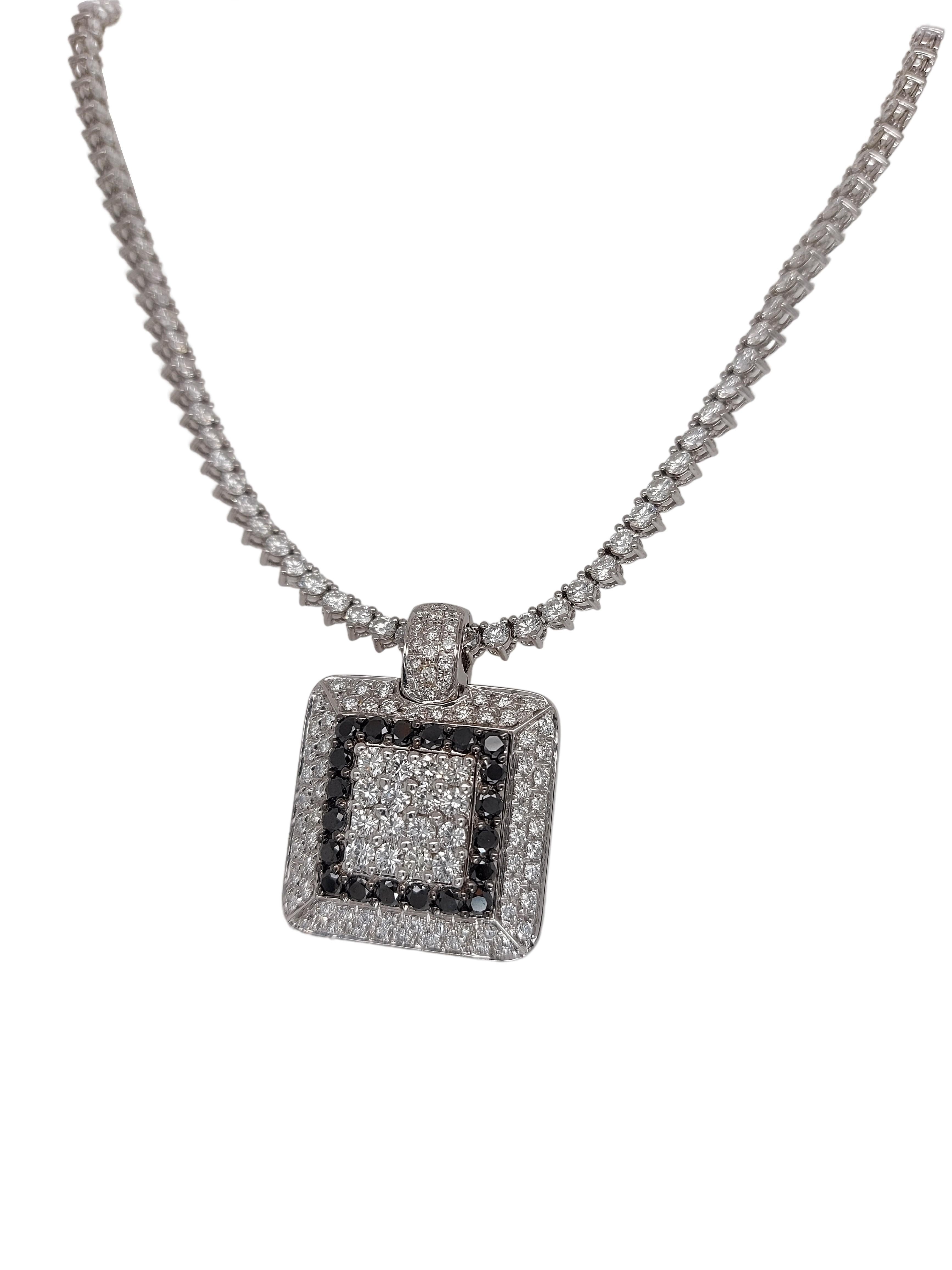 Magnificent Leo Pizzo 18kt white Gold Necklace with 12.04ct Black and White Diamonds.

Comes with a beautiful 18kt white gold chain adorned with diamonds, chain length 40 cm

Diamonds: Together approx. 12.04 ct brilliant cut diamonds

Material: 18kt