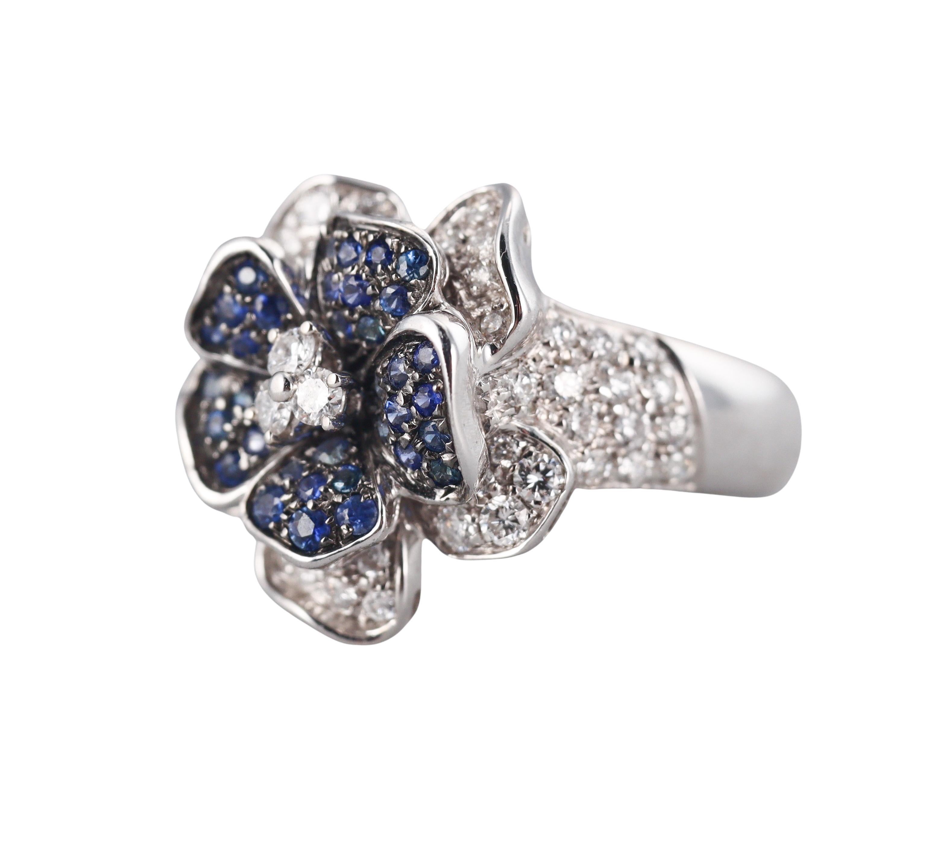 Blumenring aus 18 Karat Weißgold von Leo Pizzo, verziert mit Saphiren und ca. 1,00ctw H/VS Diamanten.

Ring Größe 7, Oberteil ist 20mm x 20mm.

Gezeichnet: Leo Pizzo, 750, italienische Marke.

Gewicht - 13,4 Gramm