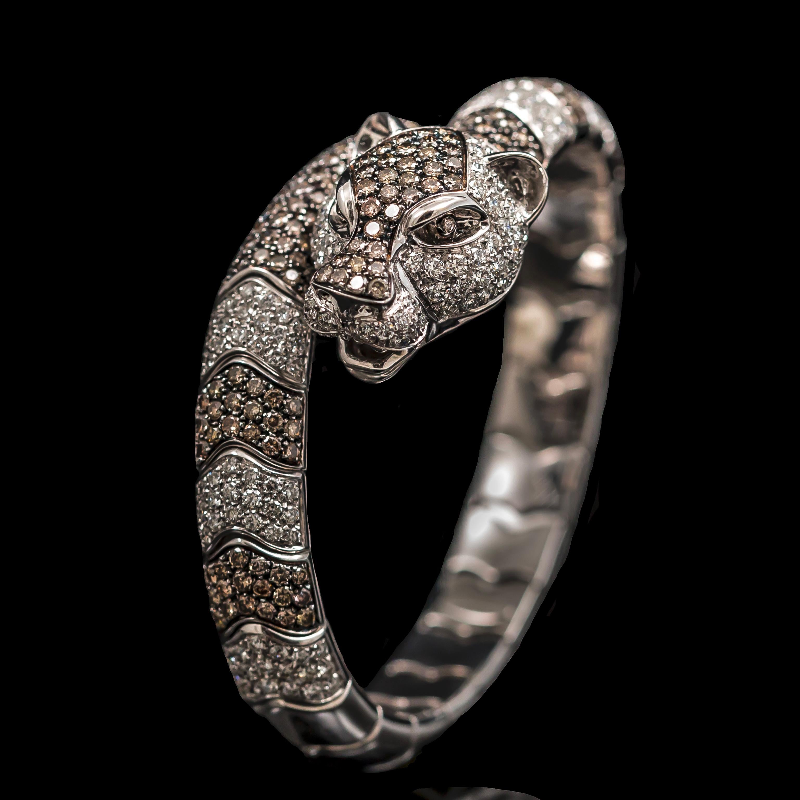 Bracciale bangle Leo Pizzo Panther Animalia con diamanti incolore e fancy Brown in oro bianco e annerito 18kt, italiano, contemporaneo. La testa e la metà anteriore del corpo sono incastonate con diamanti tondi taglio brillante incolore e marrone,