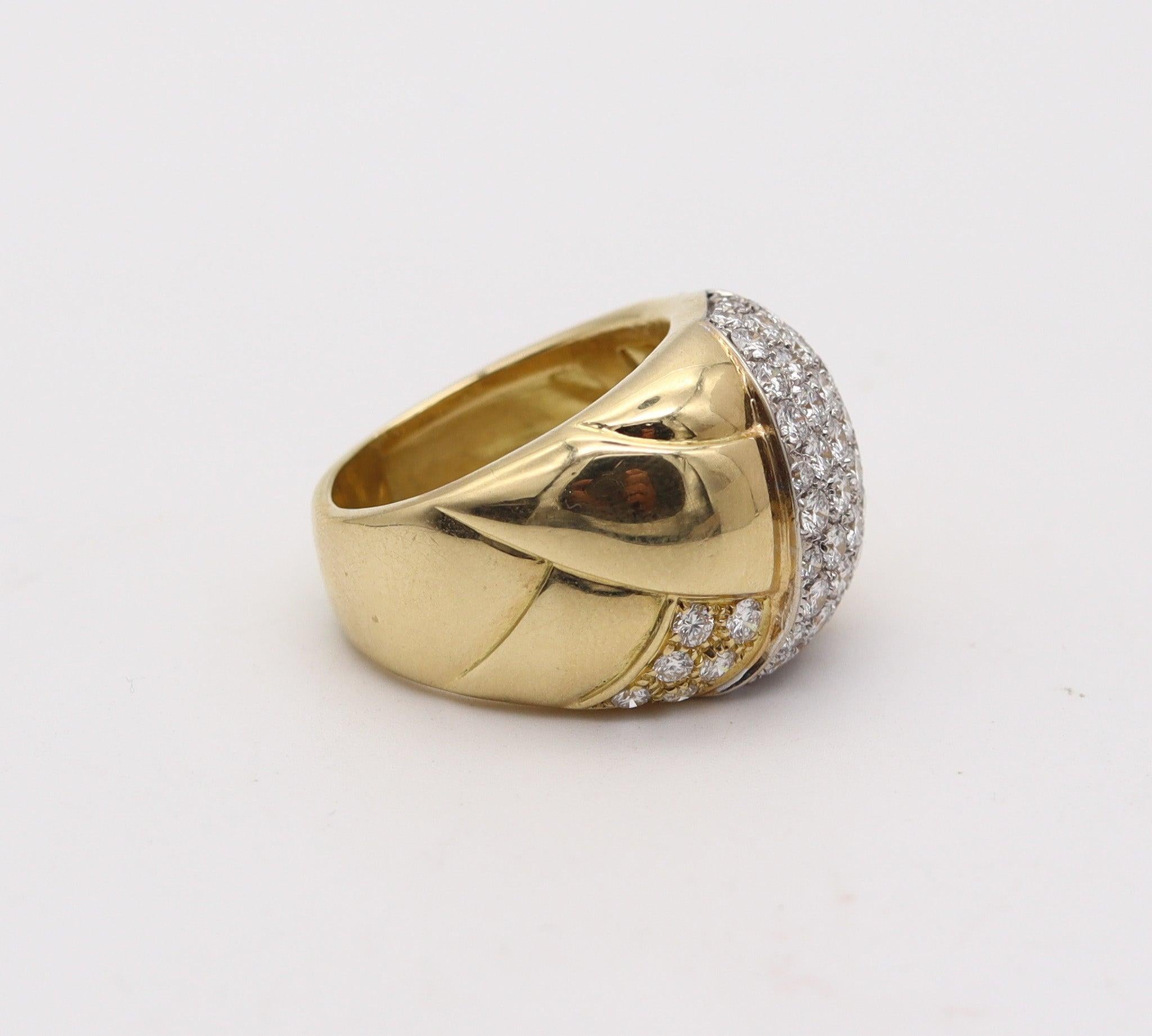 Un anillo de cóctel diseñado por Leo Pizzo.

Se trata de un magnífico anillo de cóctel creado en Italia por la casa de joyería Leo Pizzo. El anillo se ha elaborado magistralmente con un atrevido aspecto macizo en oro amarillo macizo de 18 quilates