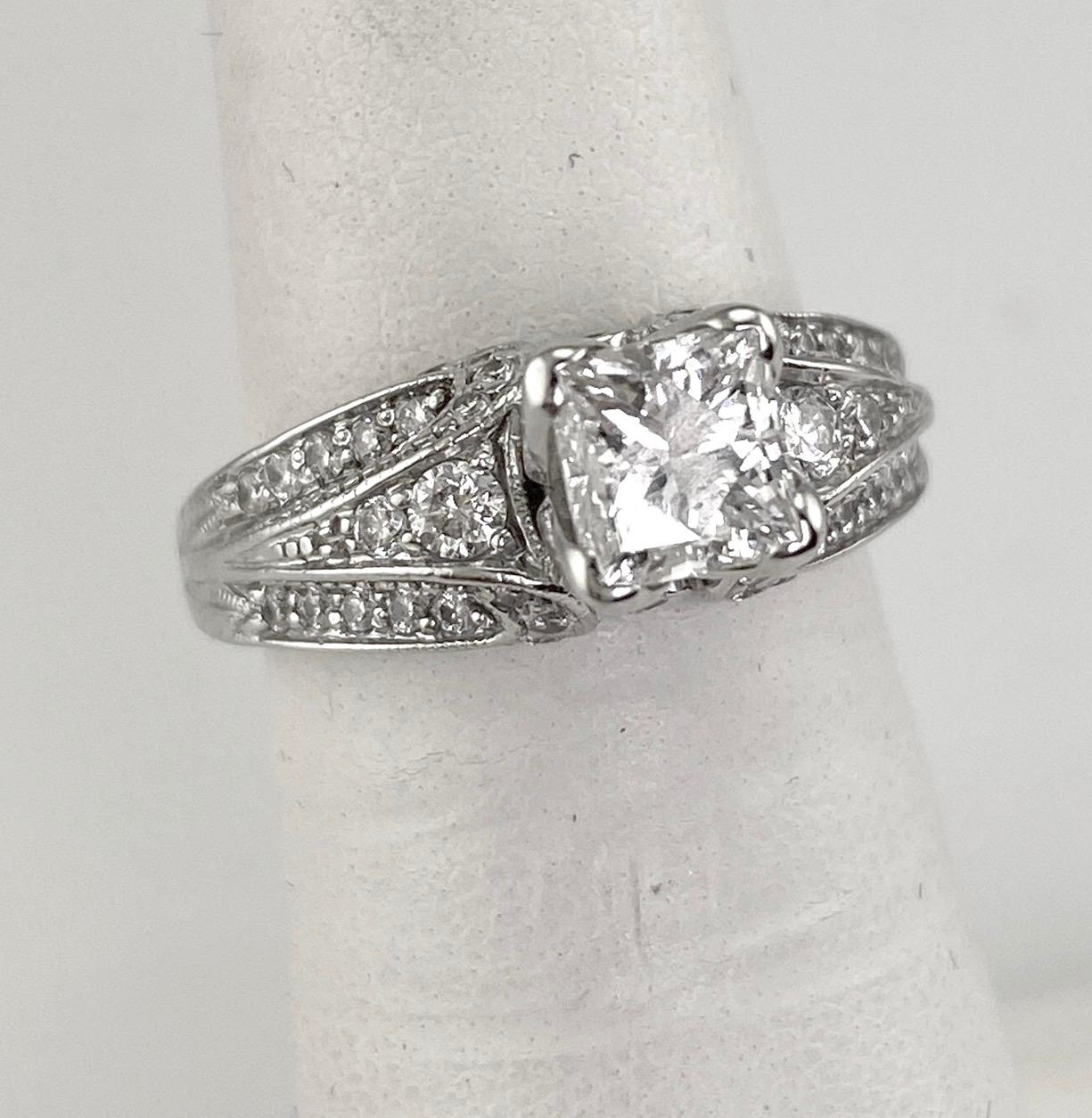 Modern Leo Princess Cut Center Ring in Round Diamond Mounting 1.54 Carat 18 Karat For Sale