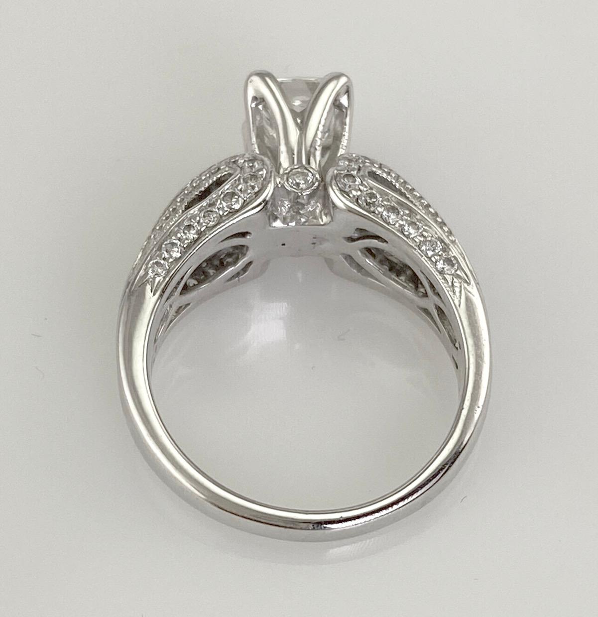 Leo Princess Cut Center Ring in Round Diamond Mounting 1.54 Carat 18 Karat For Sale 2