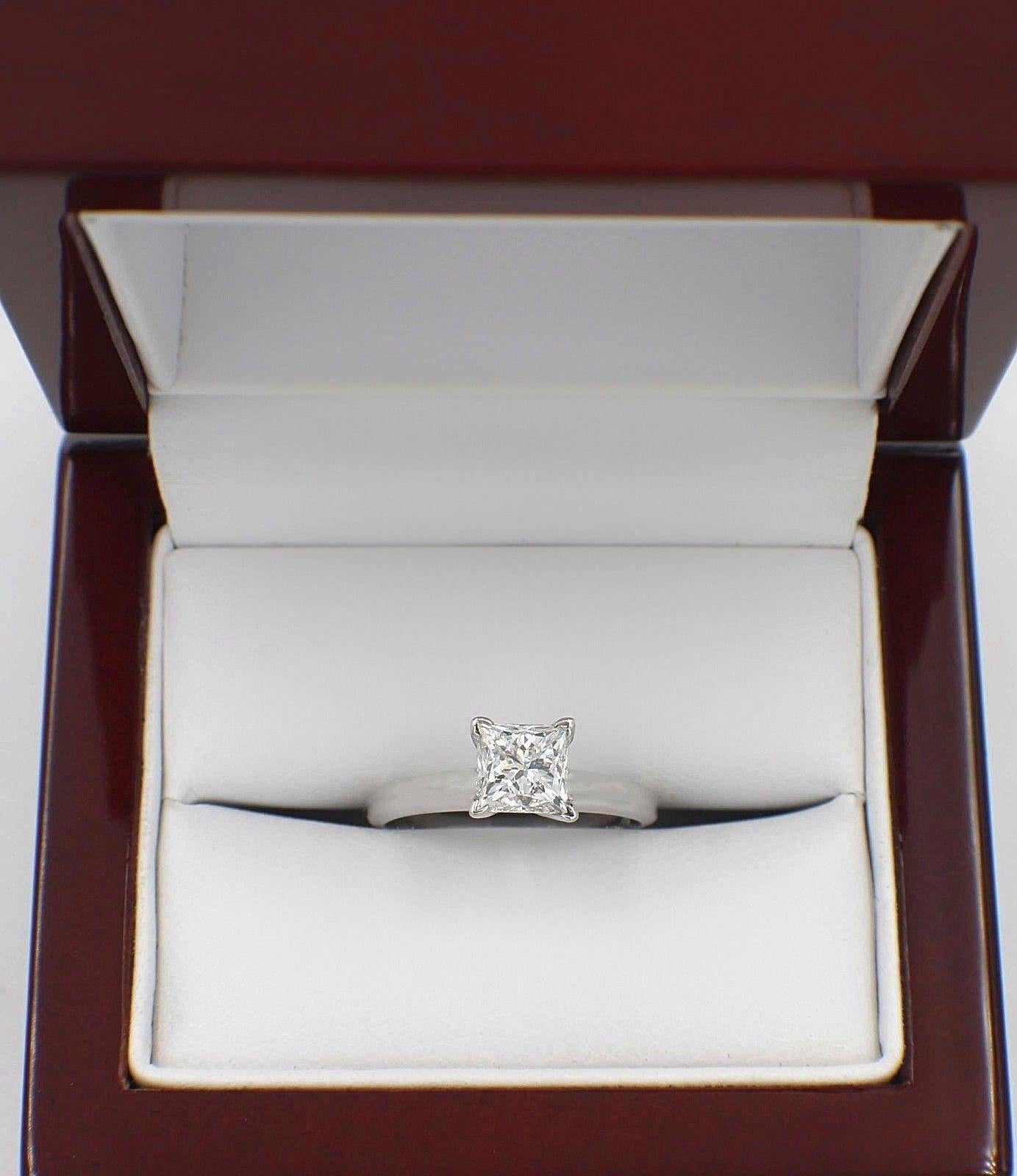 Leo Bague solitaire à quatre griffes en or blanc 0,98 carat avec diamant taille princesse en vente 5