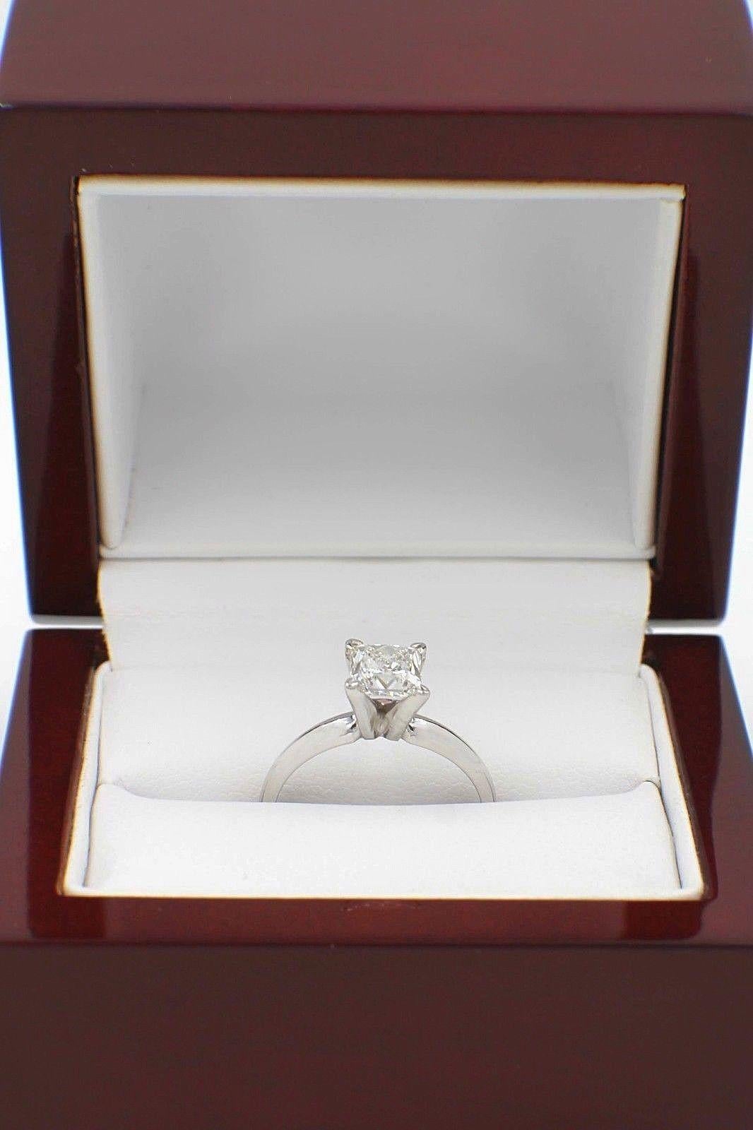 Leo Bague solitaire à quatre griffes en or blanc 0,98 carat avec diamant taille princesse en vente 6
