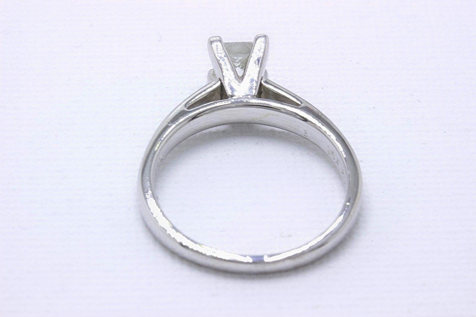 Verlobungsring mit Diamant im Prinzessinnenschliff 0,83 Karat I SI1 14k Weißgold im Angebot 3