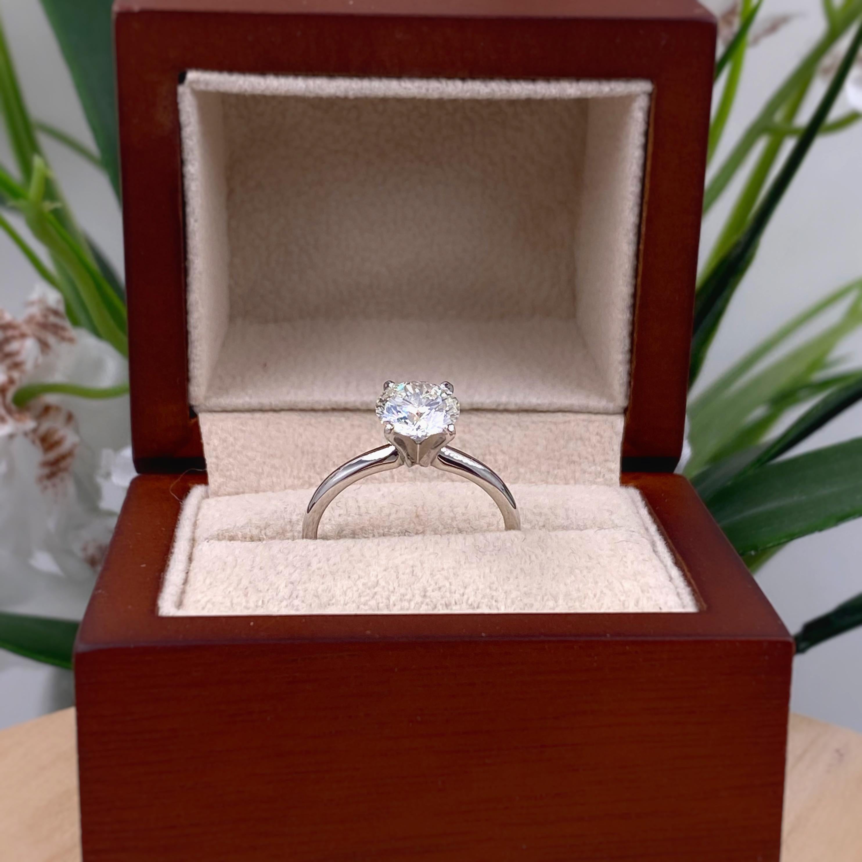 LEO Round Brilliant Diamond 1.52 Carat H SI1 Solitaire Ring 14 Karat WG PLAT For Sale 3