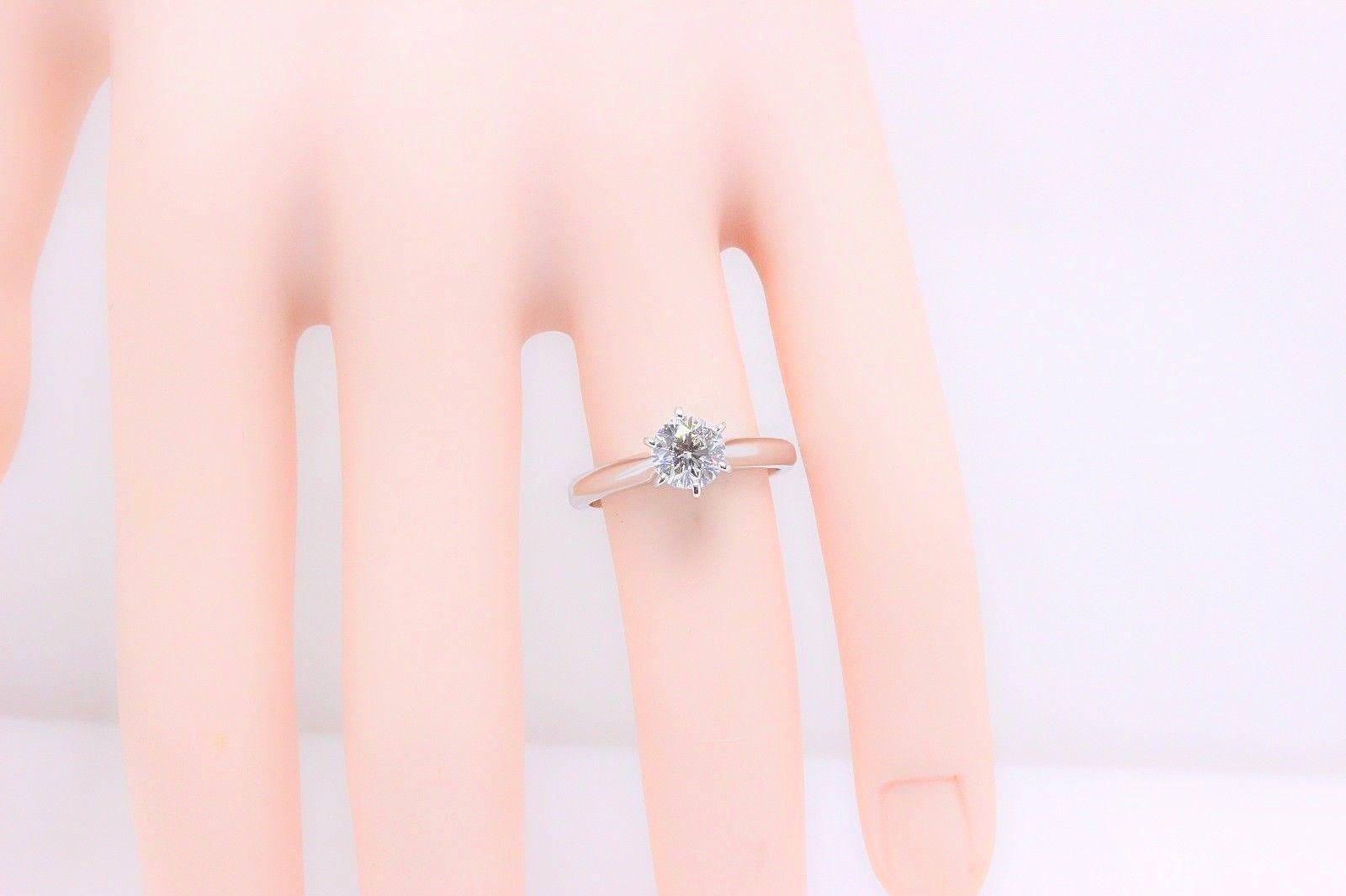 Leo, bague de fiançailles solitaire avec diamant rond brillant 0,97 carat 14 carats WG GSI GEMX en vente 4