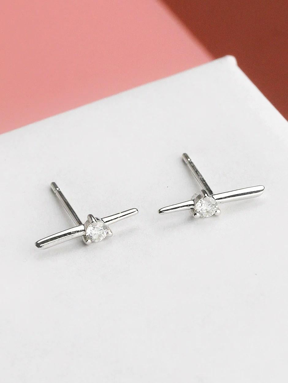 Simple and classic white diamond bar earring, all with a high polish finish. Available in 18K White Gold.

Earring Information
Diamond Type : Natural Diamond
Metal : 18K
Metal Color : White Gold
Diamond Carat Weight : 0.20ttcw
Diamond Color Clarity
