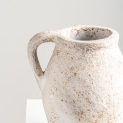 Leo Vasenkrug, handgefertigt in organischer Form aus strukturierter Terrakotta in Weiß