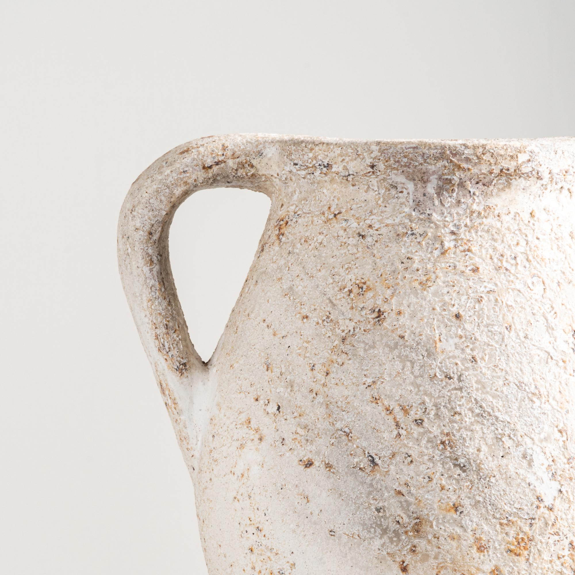 Fatto a mano Vaso Leo, forma organica in terracotta strutturata fatta a mano in Whiting in vendita