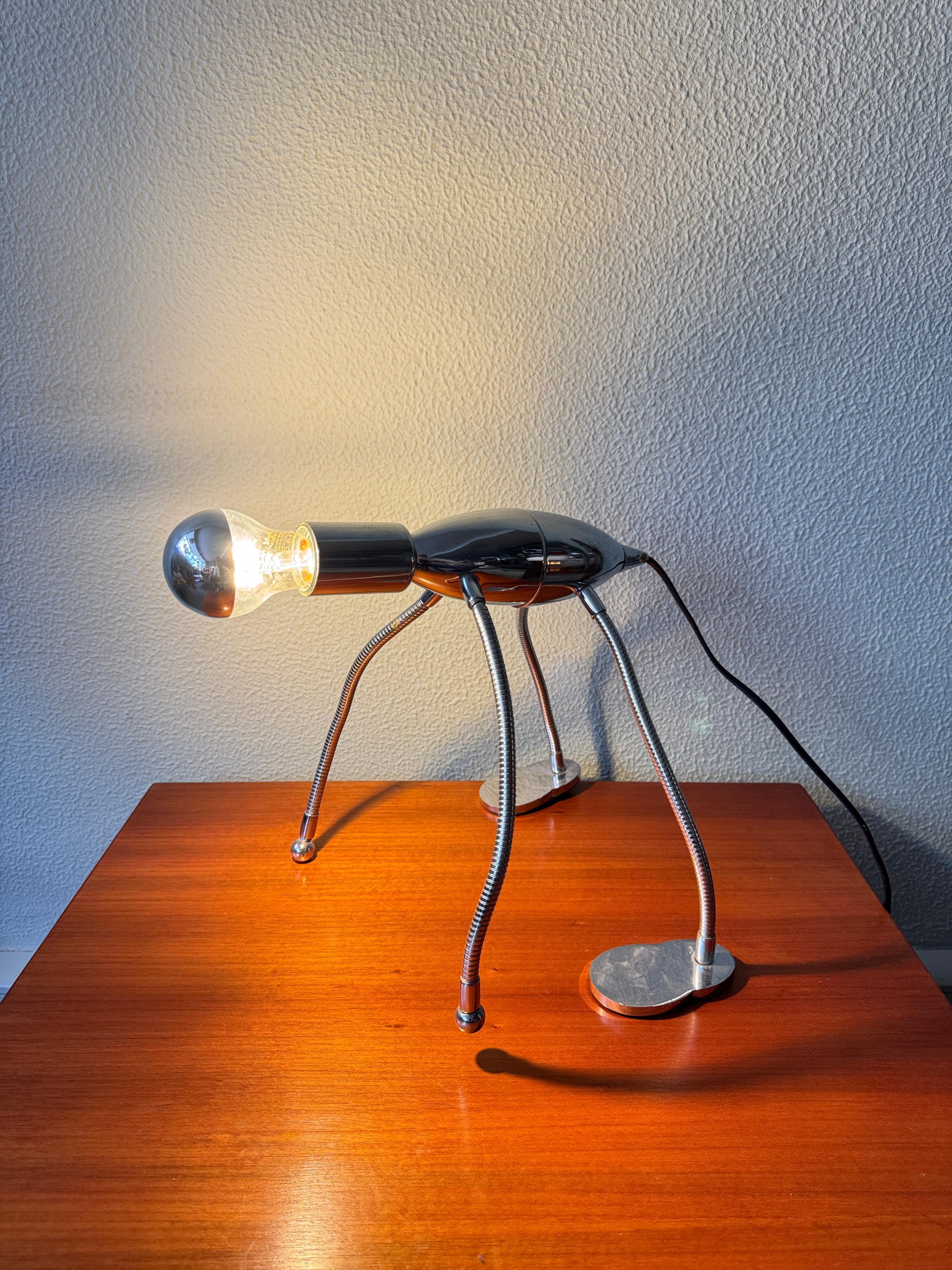 Esta rara lámpara de sobremesa cromada Leola Space Age de los años 80 es un ejemplo lúdico y muy escultural del enfoque experimental del fabricante francés en el diseño de iluminación. Totalmente fabricada en metal cromado pulido, la pieza se define