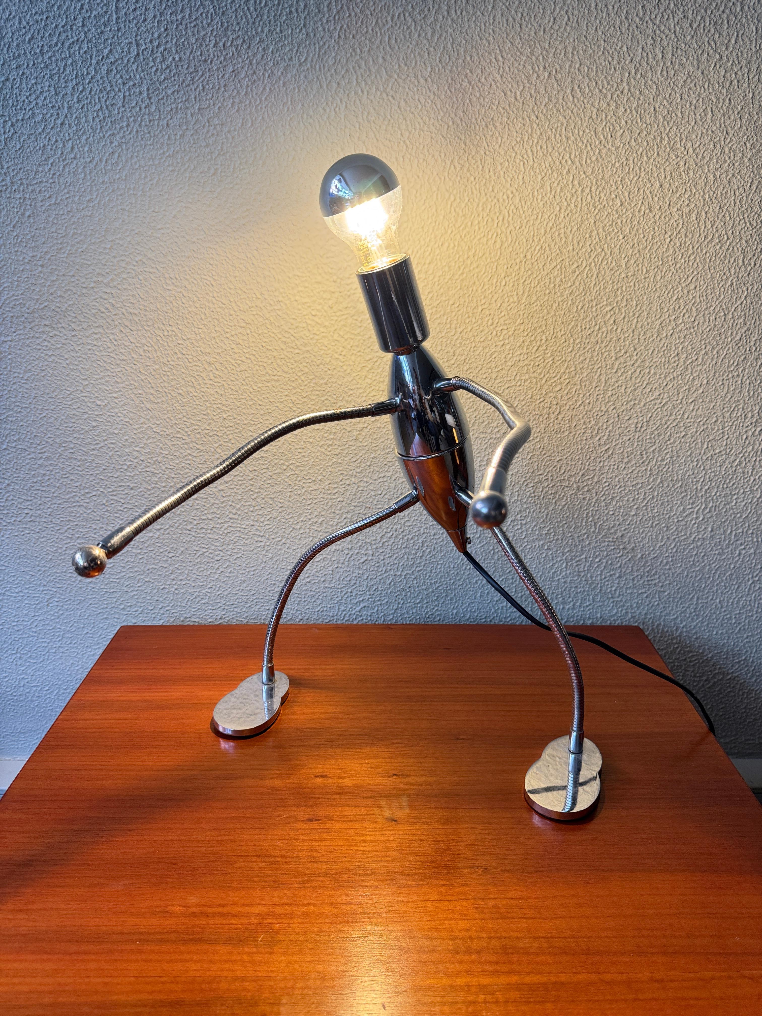 Leola Space Age Chrome Metal Sculptural Table Lamp Vintage Design 1980s Art Lamp finales del siglo XX en venta