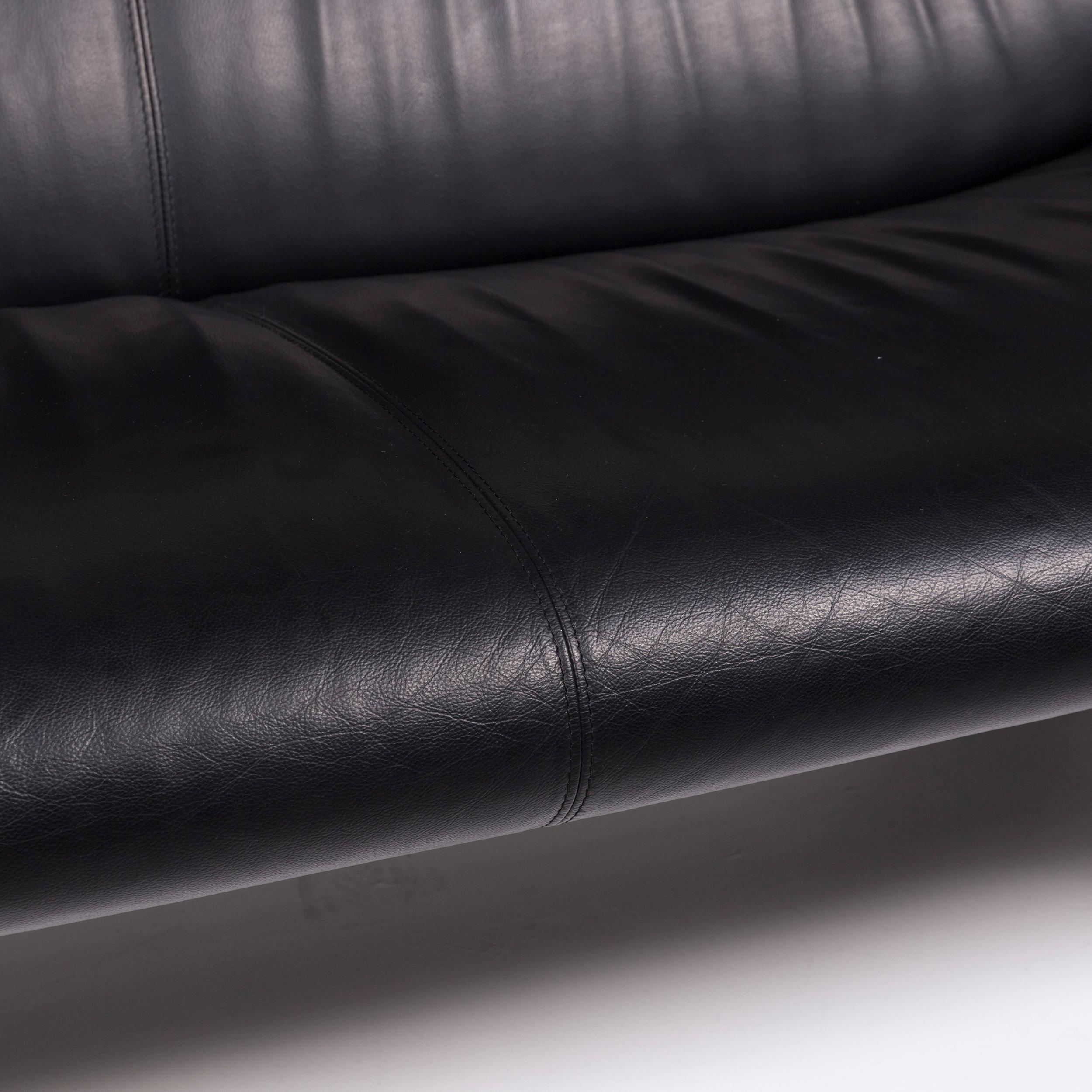 We bring to you a Leolux Akhenaten leather sofa black two-seat couch.
 

 Product measurements in centimeters:
 

Depth 96
Width 182
Height 85
Seat-height 44
Rest-height 62
Seat-depth 56
Seat-width 128
Back-height 46.
 