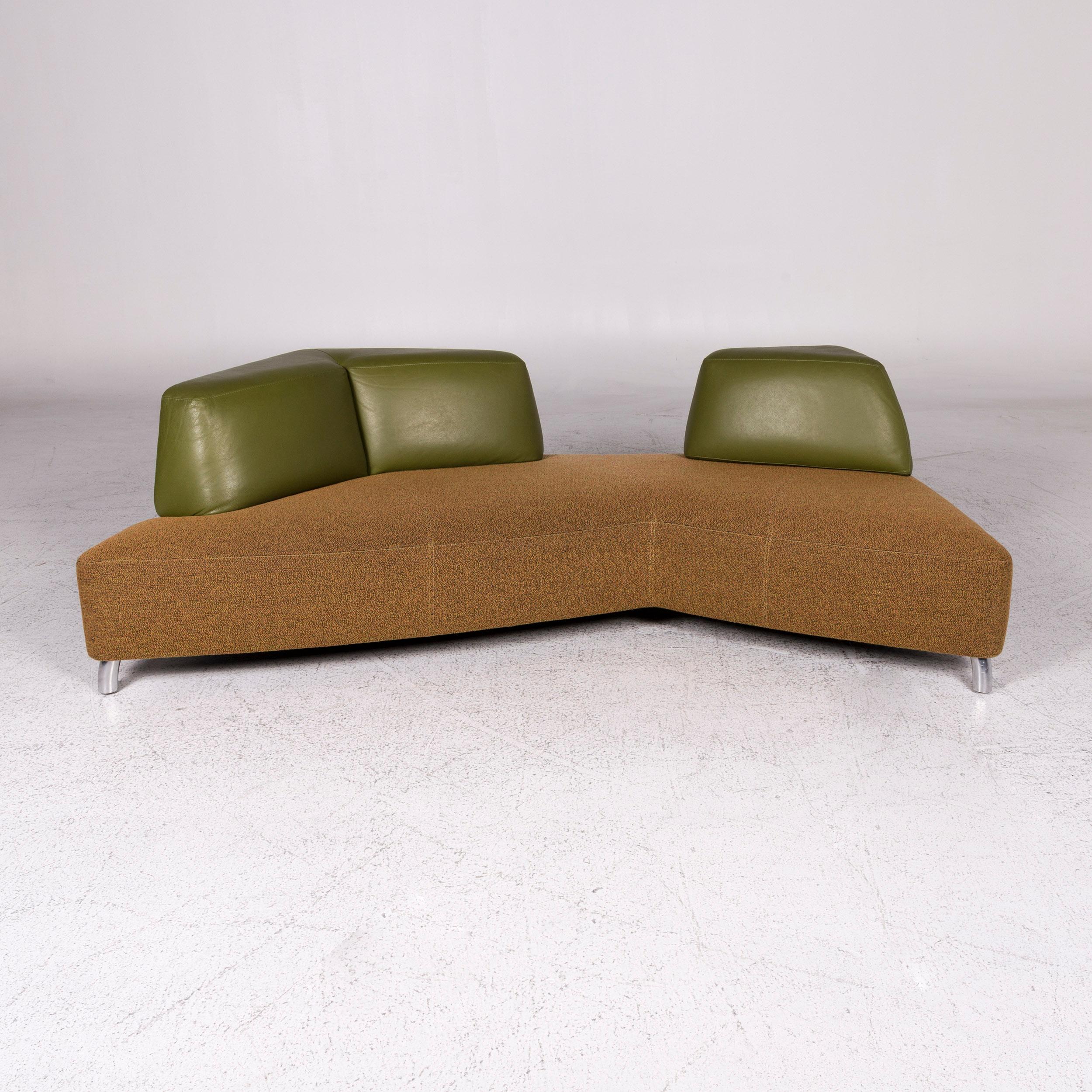 Ti presentiamo un set di divani in tessuto di design Leolux archipelago Green Brown 1x tre posti 1x.
 
 Misure del prodotto in centimetri:
 
 profondità 114
 larghezza 232
 altezza 73
 altezza del sedile 41
 altezza di riposo 73
 profondità