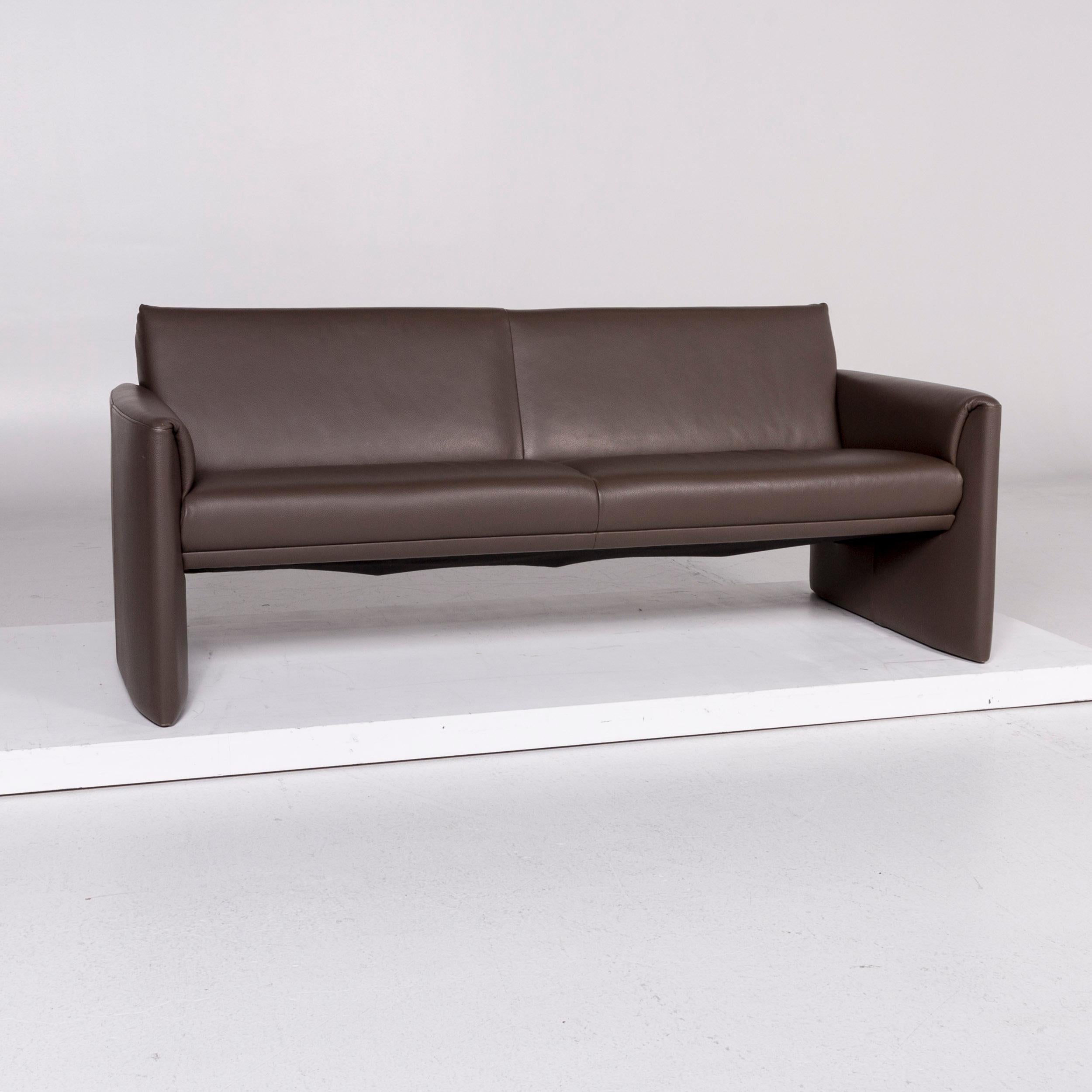 We bring to you a Leolux Boavista leather sofa brown three-seat couch.
 
 Product measurements in centimeters:
 
Depth 90
Width 195
Height 78
Seat-height 43
Rest-height 59
Seat-depth 54
Seat-width 172
Back-height 48.
 