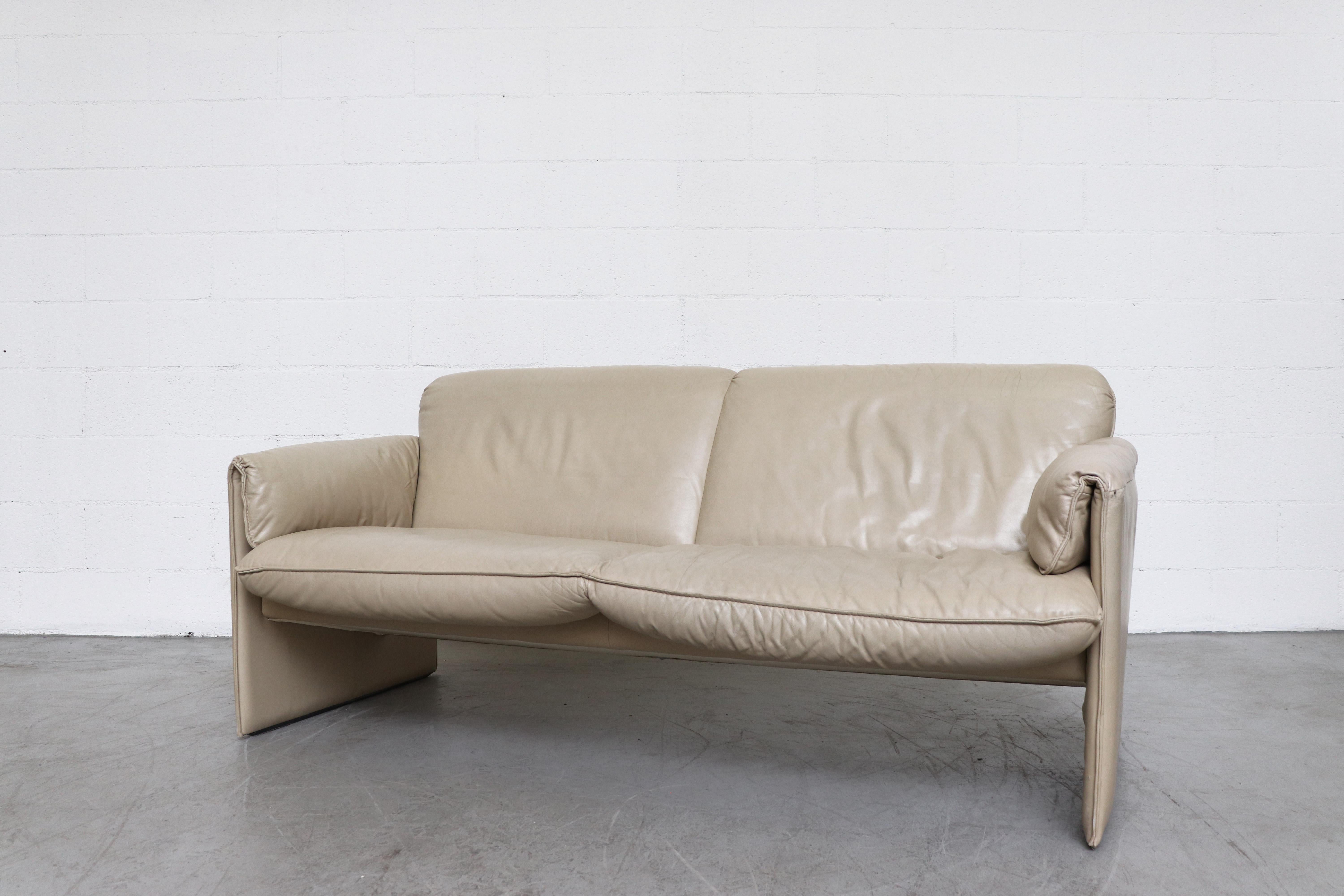 Leolux Vanilla Bean toned leather 'Bora Bora' 2-seat sofa by Leolux. In original condition with visible signs of wear consistent with its age and use, details in photos.
