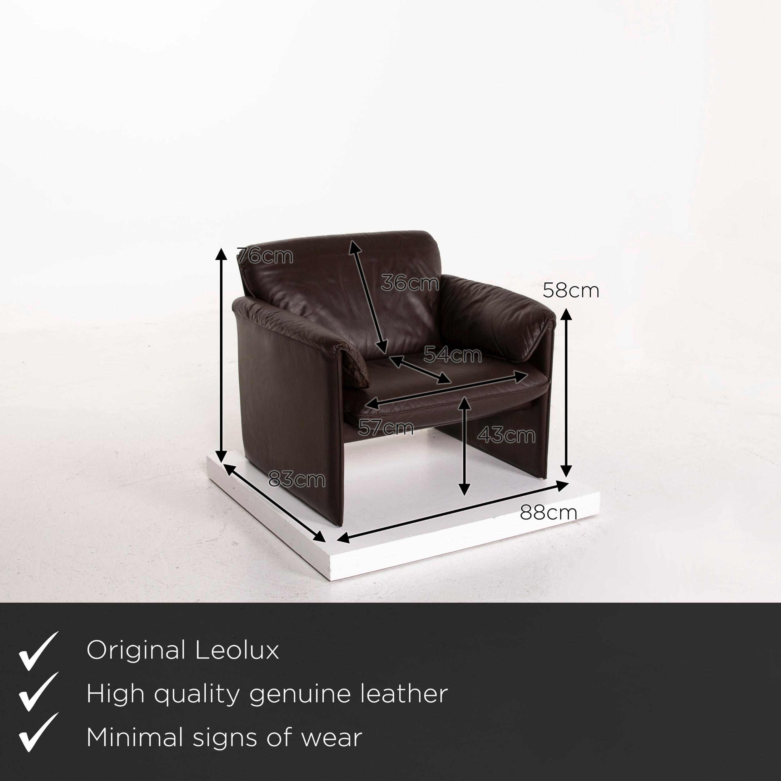 We present to you a Leolux bora leather armchair brown dark brown.

 

 Product measurements in centimeters:
 

Depth 83
Width 88
Height 76
Seat height 43
Rest height 58
Seat depth 54
Seat width 57
Back height 36.