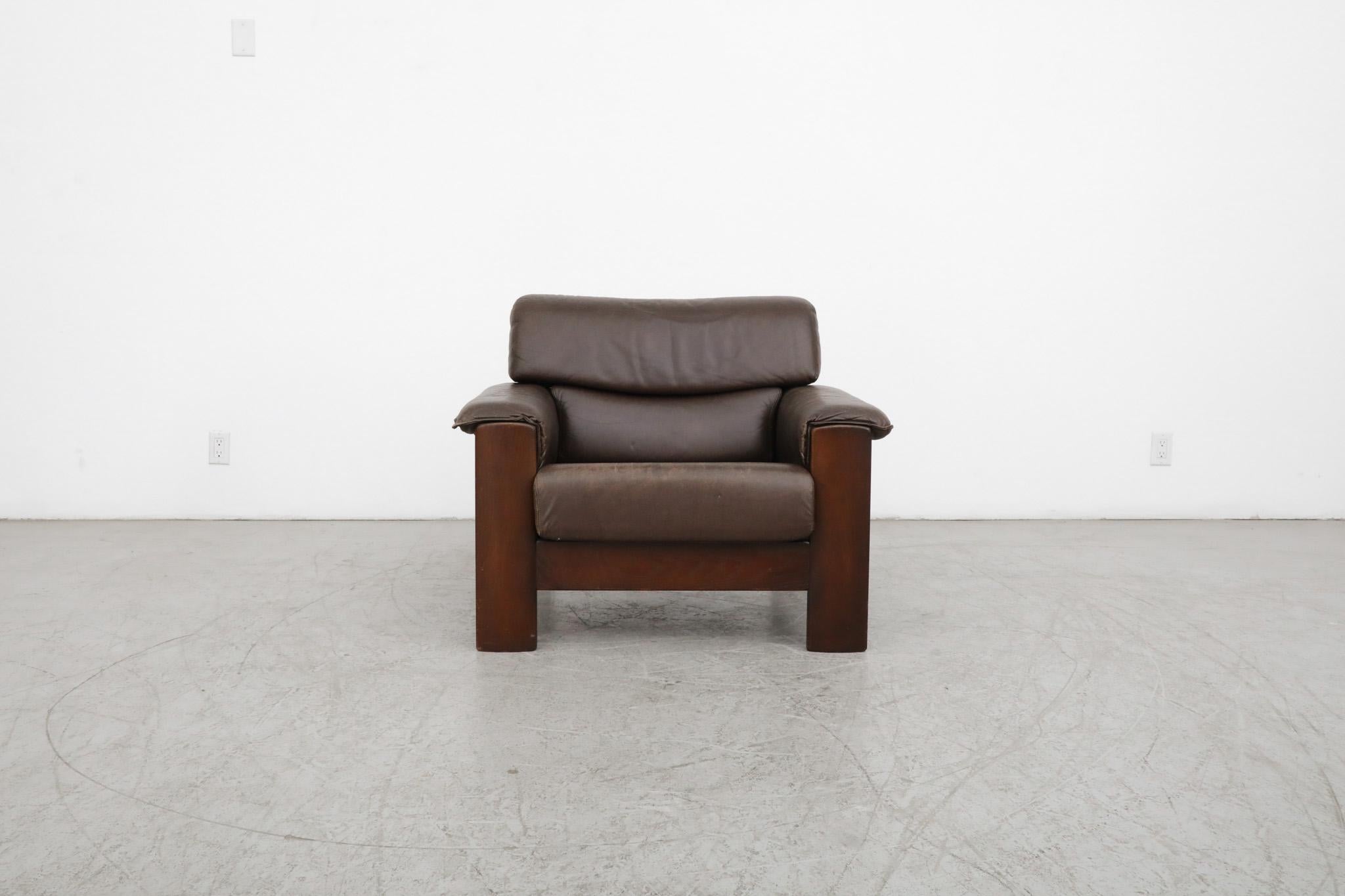 Schöner Mid-Century Leolux Lounge-Sessel mit attraktivem, dunkel gebeiztem Eichenholzrahmen und warmem, dunkelbraunem Leder. Klassisches Design mit großzügigen Lederarmlehnen und Holzlattenrost. Im ursprünglichen Zustand mit leichter Patina und