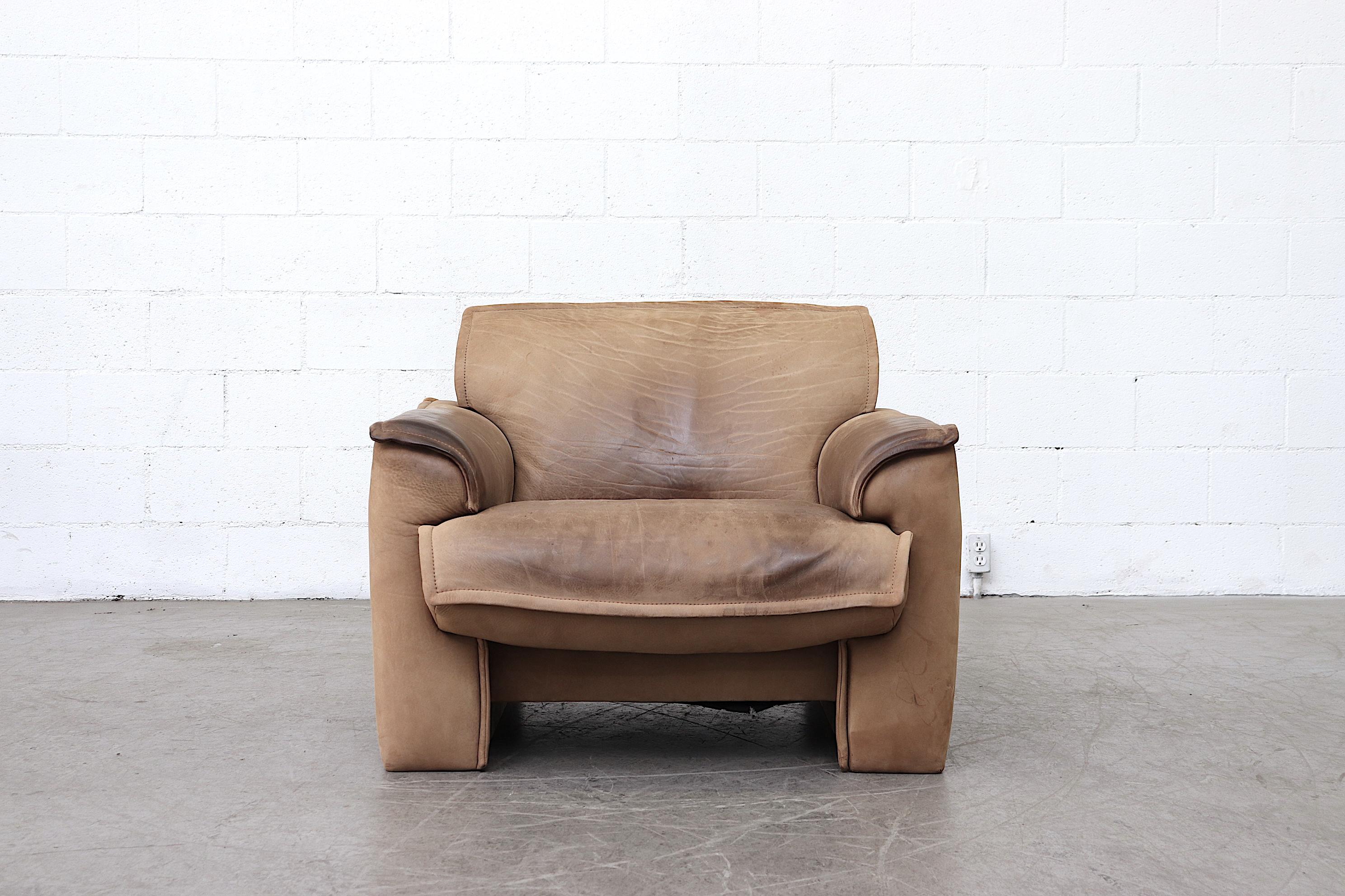 Natural buffalo leather Leolux lounge chair in very original condition with visible wear to leather consistent with age and use. Hefty chair with heavy patina.