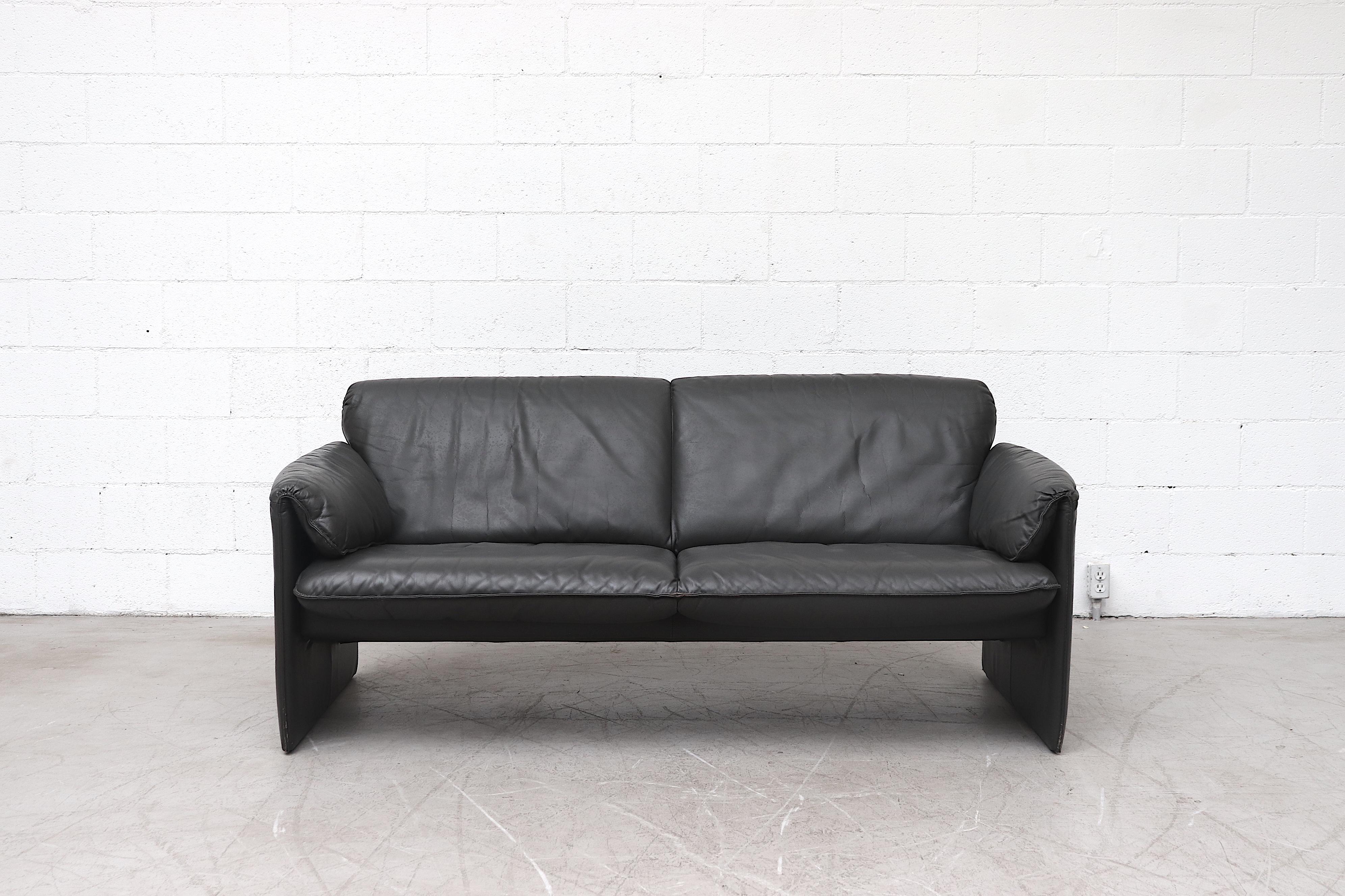 Sleek charcoal leather 'Bora Bora' 2-seat sofa by Leolux. In original condition with manufacturer engraving and some visible wear and scratching. Other similar sofas also available in turquoise (LU922417026492) and black listed separately.