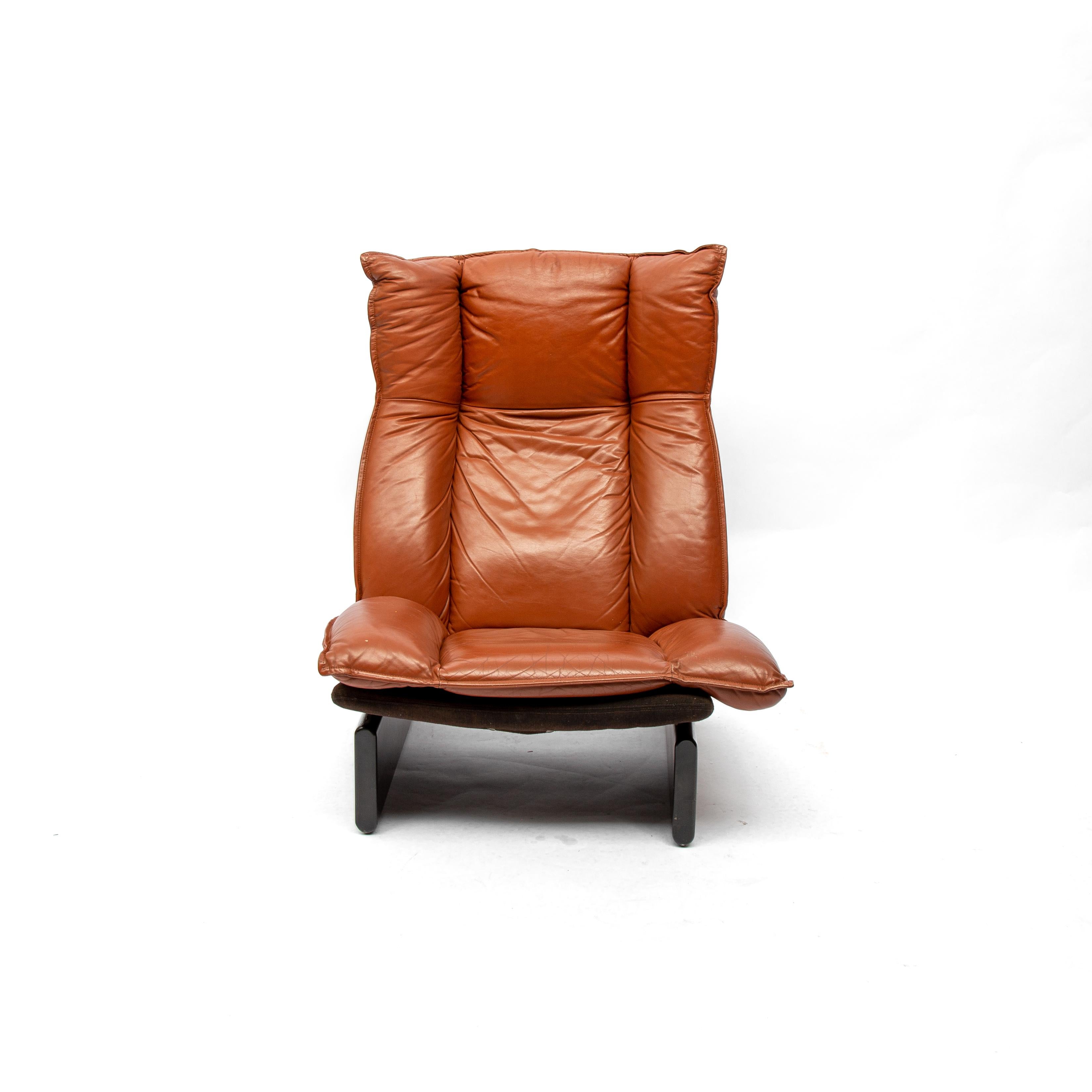 Leolux Cognac comfortable lounge chair. Dutch modern design, 1970s. The seating and back are made of one piece, upholstered with comfortable cognac leather cushions.