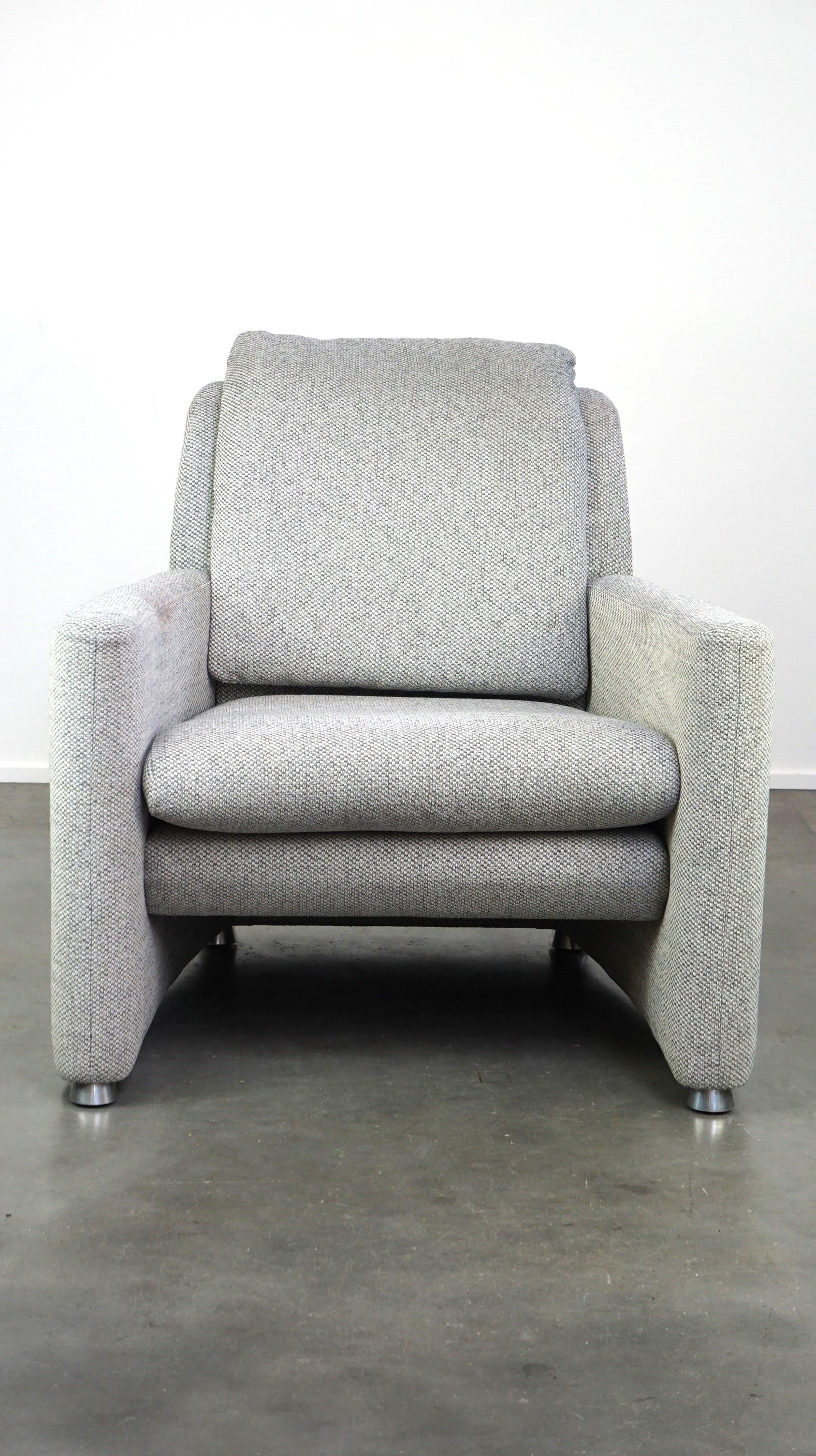 Questa fantastica poltrona di design Leolux Fidamigo è caratterizzata da un design elegante ed è un'aggiunta senza tempo a qualsiasi stile di interni. È rivestito in un tessuto grigio spesso e resistente ed è molto comodo per sedersi. A parte alcuni