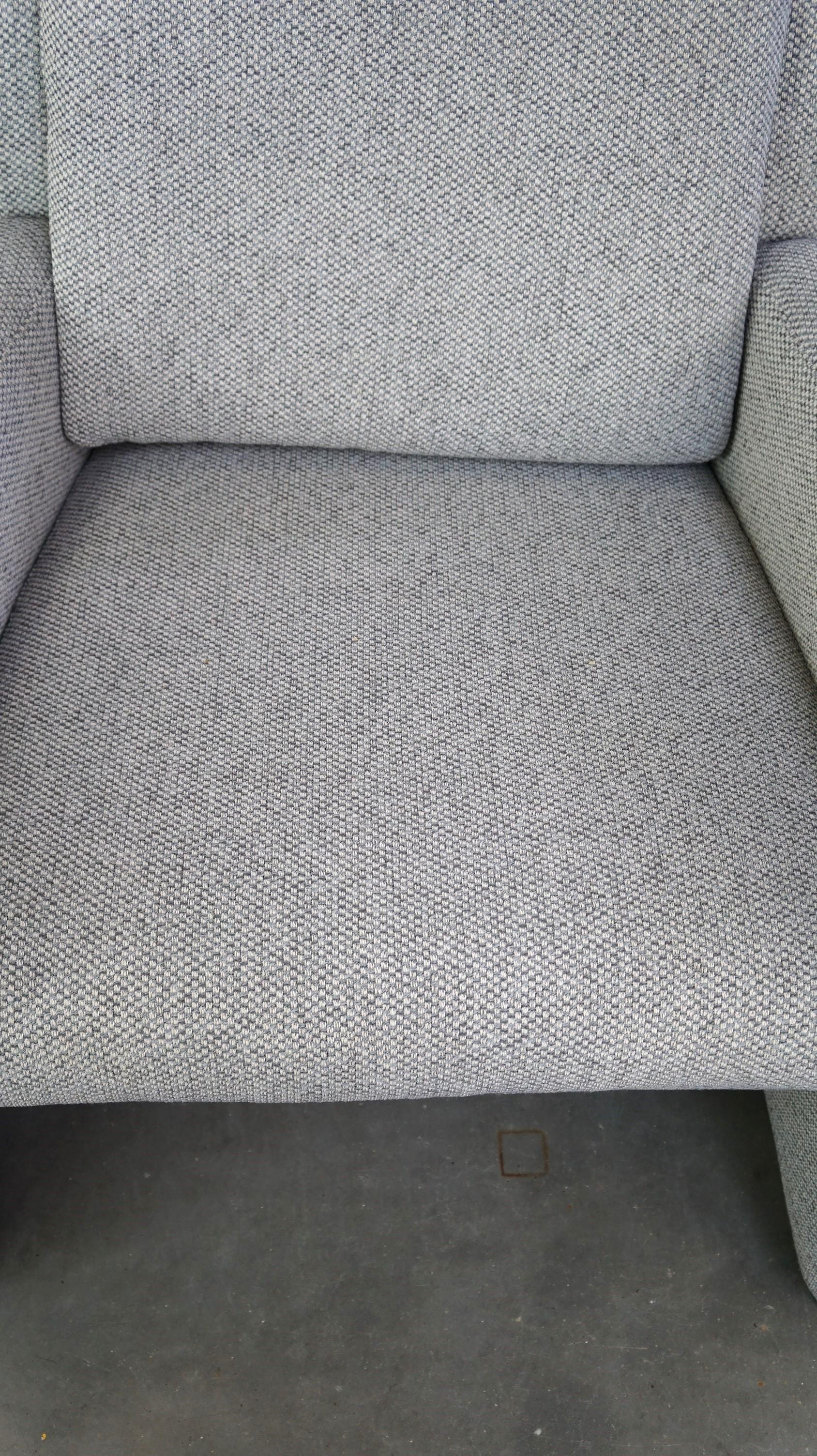 Poltrona di design Leolux, modello Fidamigo, in un bellissimo tessuto grigio spesso in vendita 1