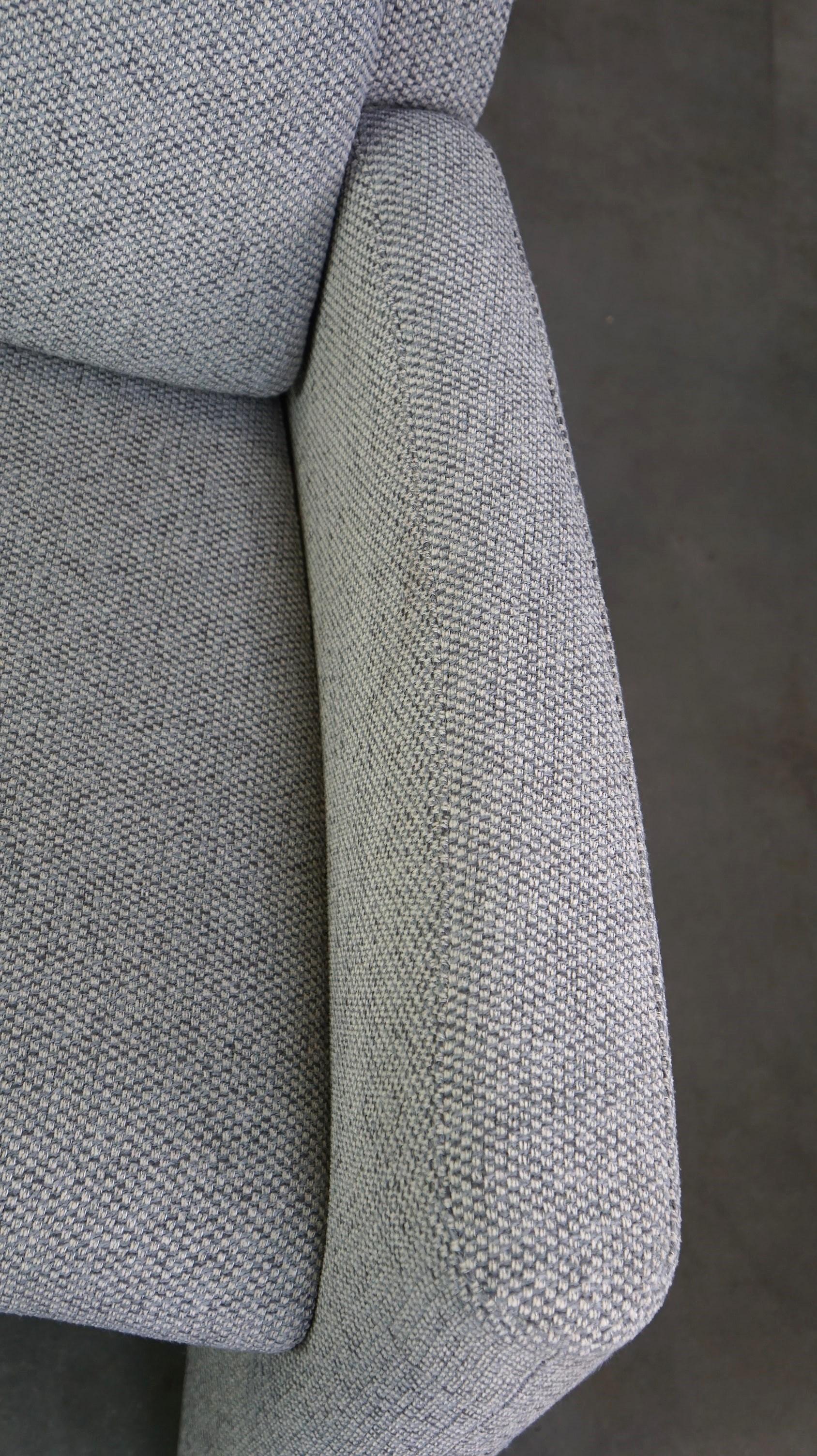 Poltrona di design Leolux, modello Fidamigo, in un bellissimo tessuto grigio spesso in vendita 3