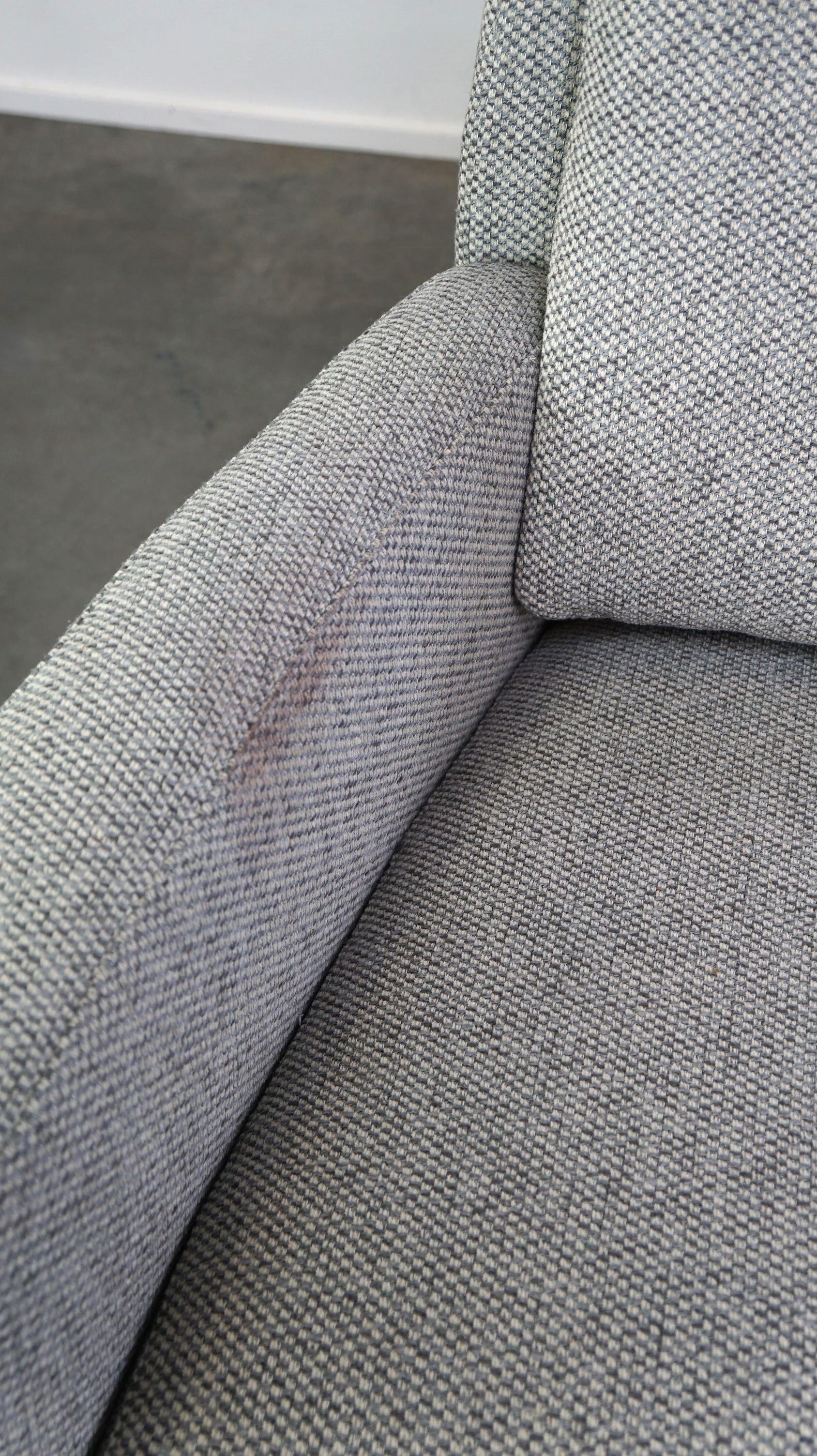 Poltrona di design Leolux, modello Fidamigo, in un bellissimo tessuto grigio spesso in vendita 4
