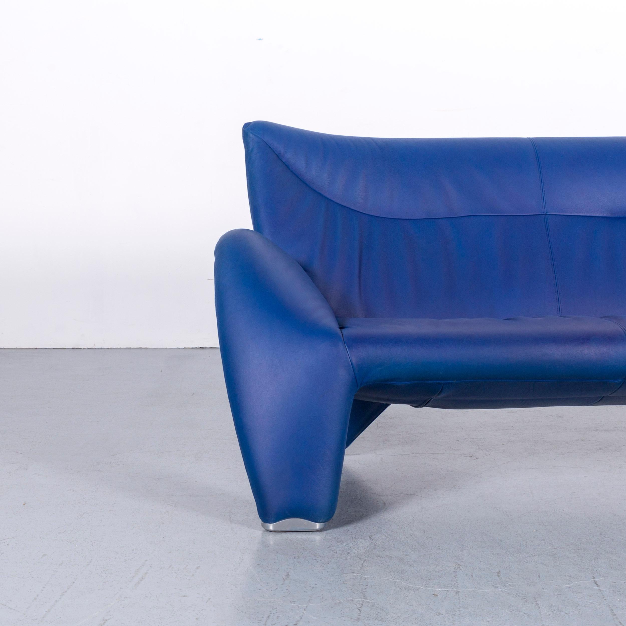 Nous vous présentons un canapé design Leolux Echnaton en cuir bleu, canapé deux places moderne.