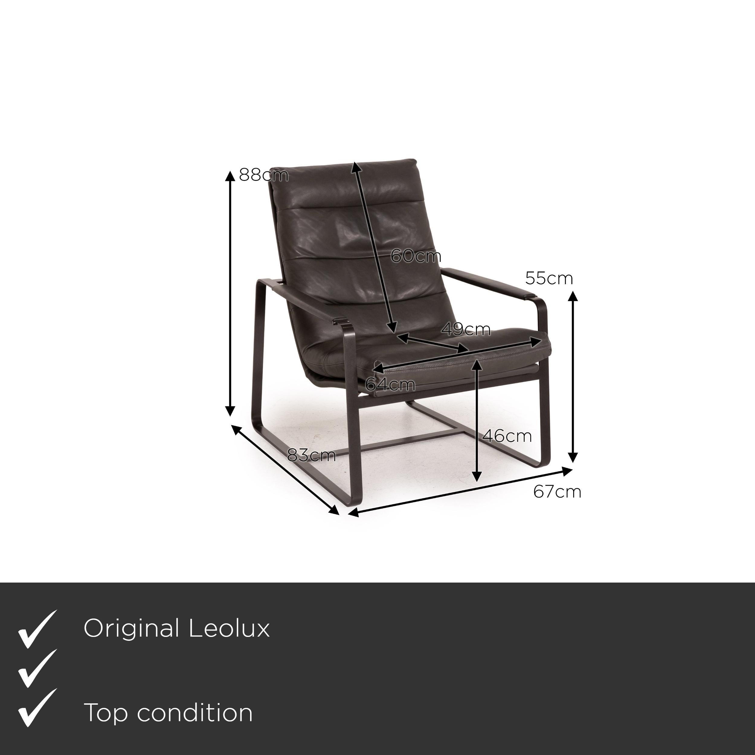 We present to you a Leolux Indra leather armchair gray.

Product measurements in centimeters:

Depth 83
Width 67
Height 88
Seat height 46
Rest height 55
Seat depth 49
Seat width 64
Back height 60.
 
 
   