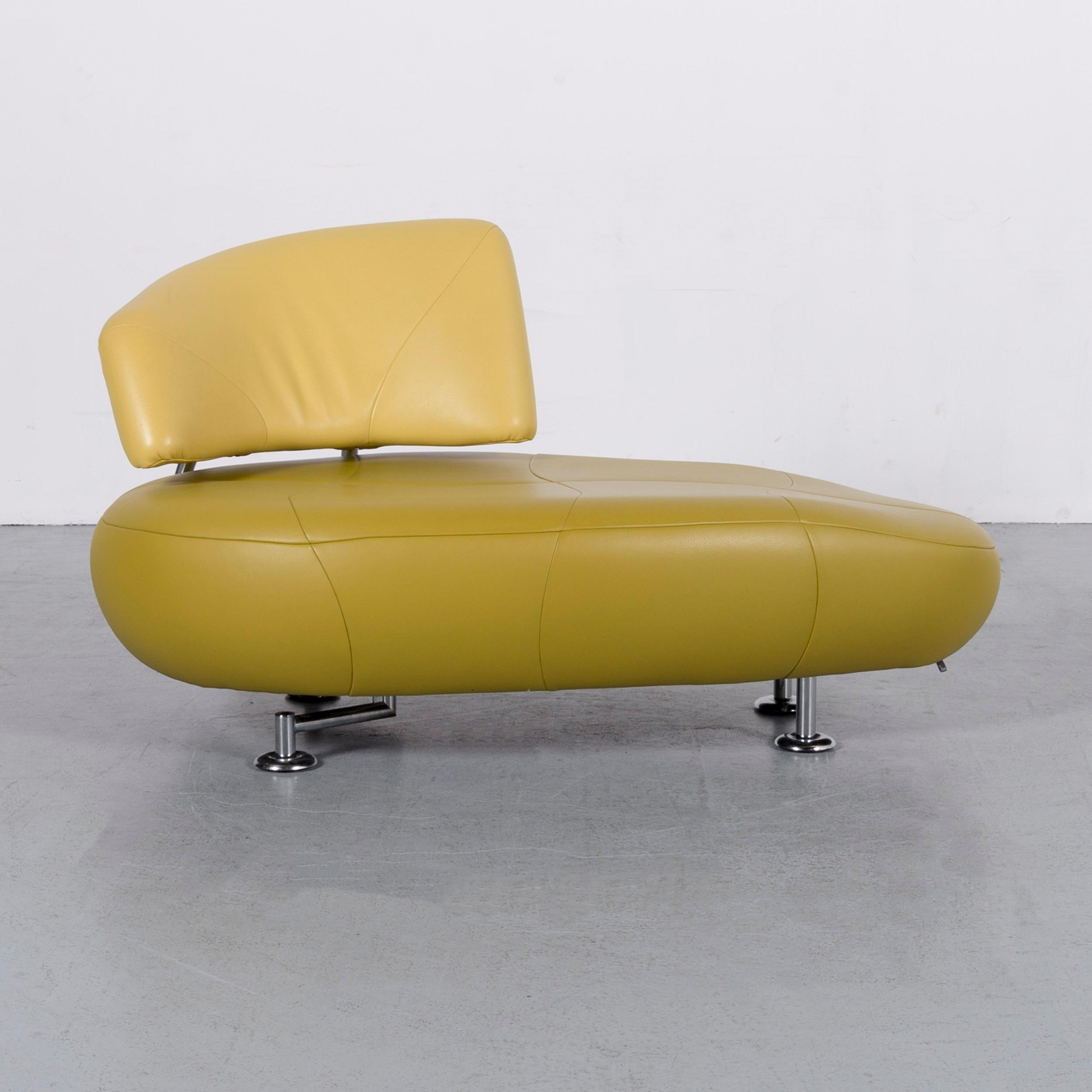We bring to you an Leolux Kikko designer sofa set of two-seat and bench in green.